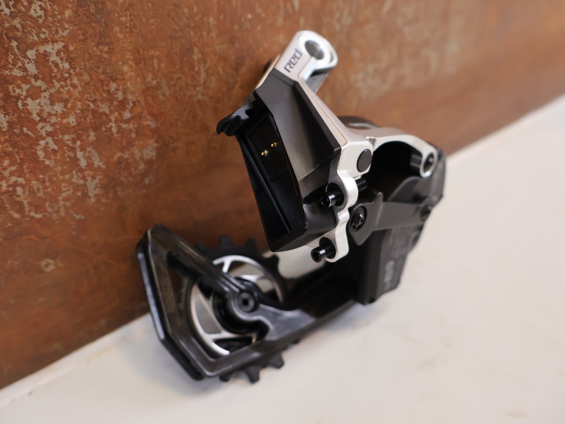 Schaltungsteile von Sram, SRAM RED AXS E1 SCHALTWERK 12 FACH MY25 36T MAX vor USEDBIKES-OB.DE Hintergrund