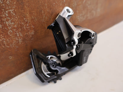 Schaltungsteile von Sram, SRAM RED AXS E1 SCHALTWERK 12 FACH MY25 36T MAX vor USEDBIKES-OB.DE Hintergrund