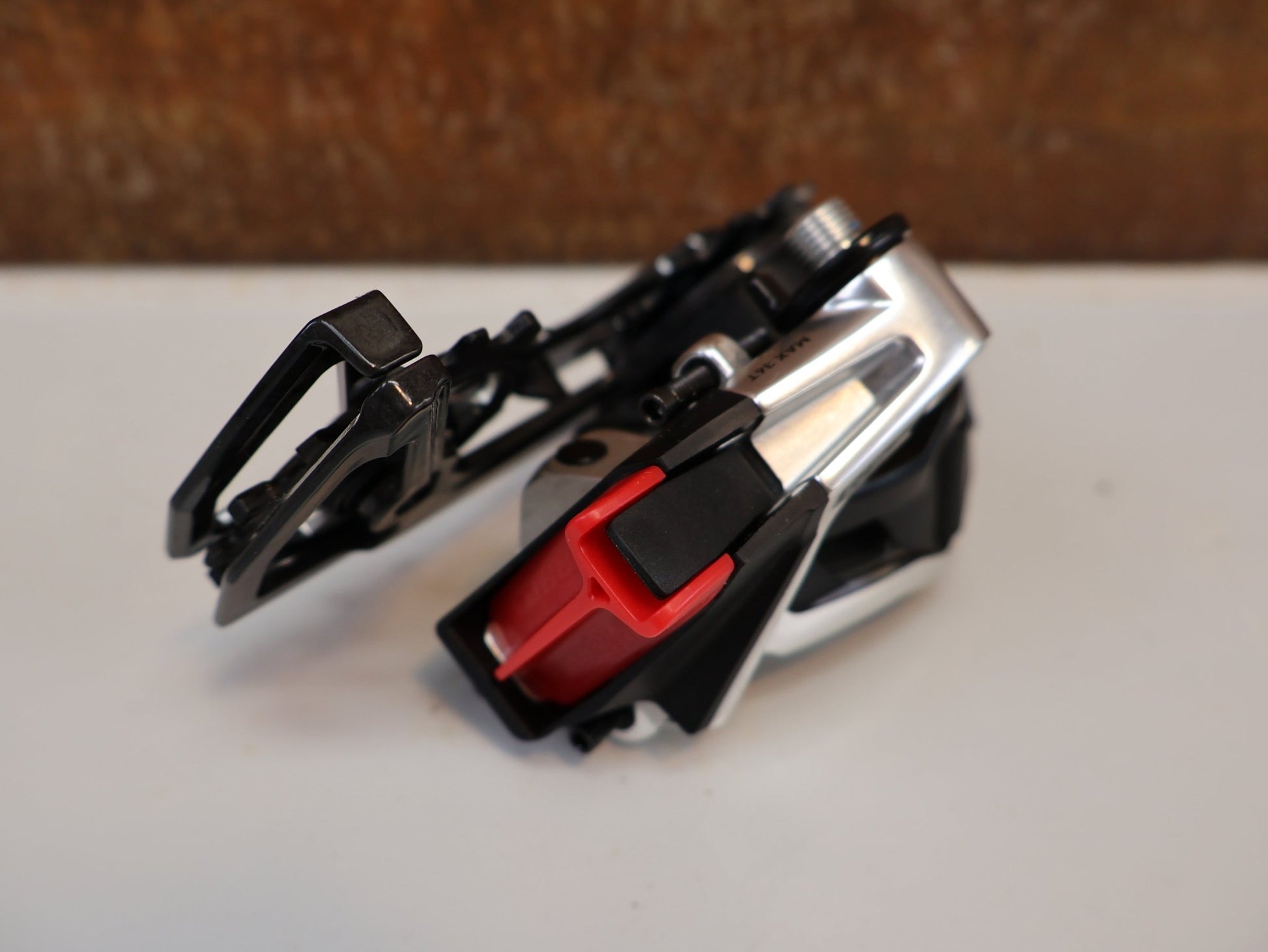 Schaltungsteile von Sram, SRAM RED AXS E1 SCHALTWERK / MY25 / 12 - FACH / MAX 36T vor USEDBIKES - OB.DE Hintergrund