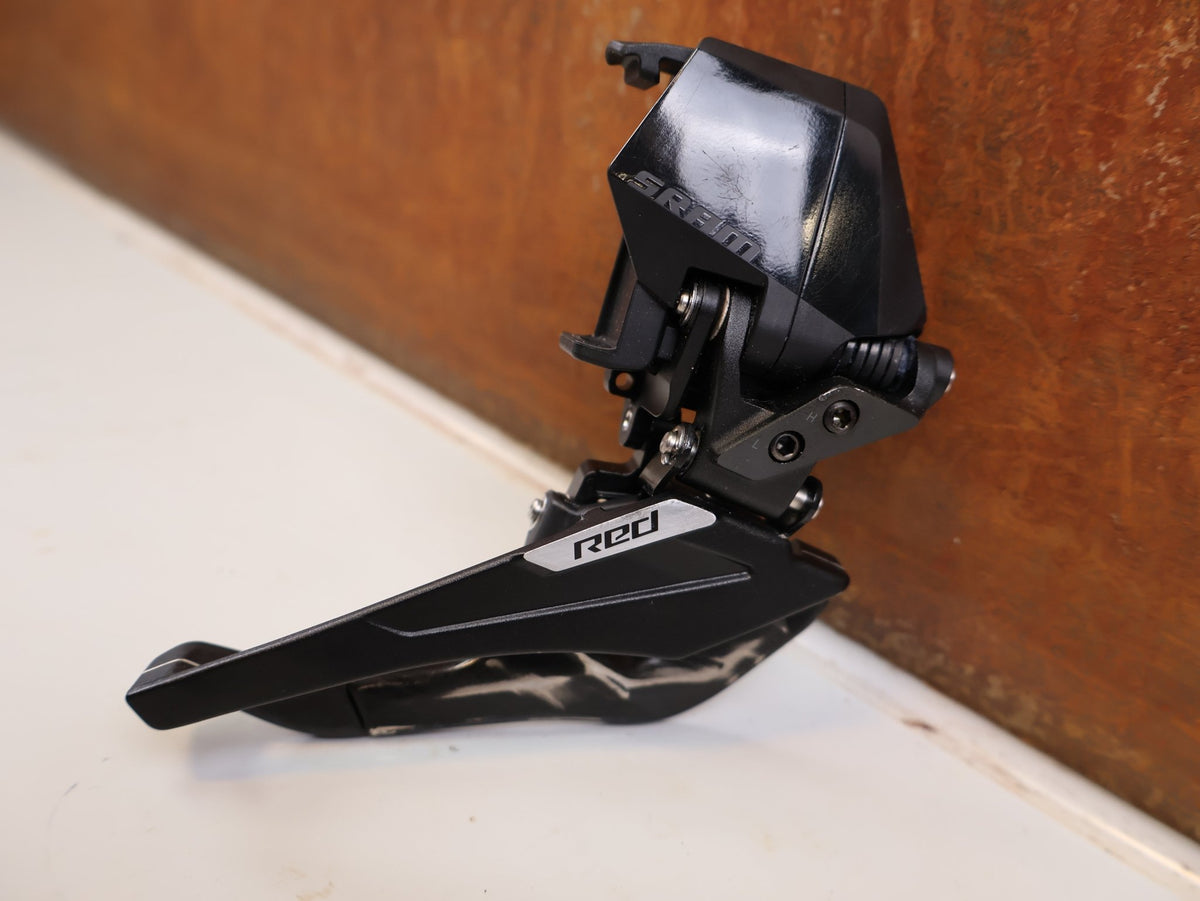 Schaltungsteile von Sram, SRAM RED AXS E1 Umwerfer 2x12 Braze-on 00.7618.180.000 vor USEDBIKES-OB.DE Hintergrund