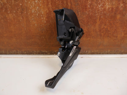 Schaltungsteile von Sram, SRAM RED AXS E1 Umwerfer 2x12 Braze-on 00.7618.180.000 vor USEDBIKES-OB.DE Hintergrund