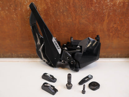 Schaltungsteile von Sram, SRAM RED AXS E1 Umwerfer 2x12 Braze-on 00.7618.180.000 vor USEDBIKES-OB.DE Hintergrund