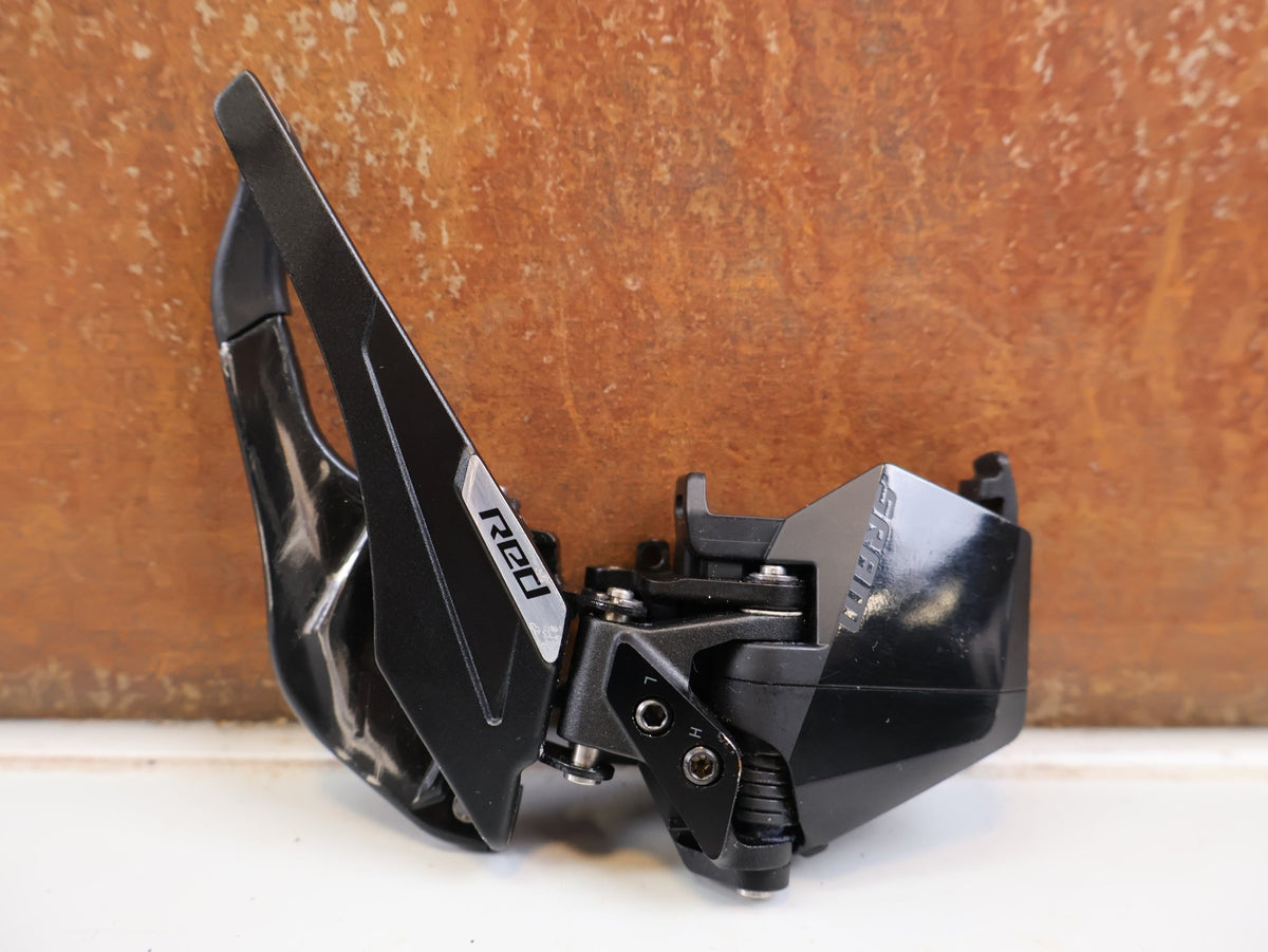 Schaltungsteile von Sram, SRAM RED AXS E1 Umwerfer 2x12 Braze-on 00.7618.180.000 vor USEDBIKES-OB.DE Hintergrund