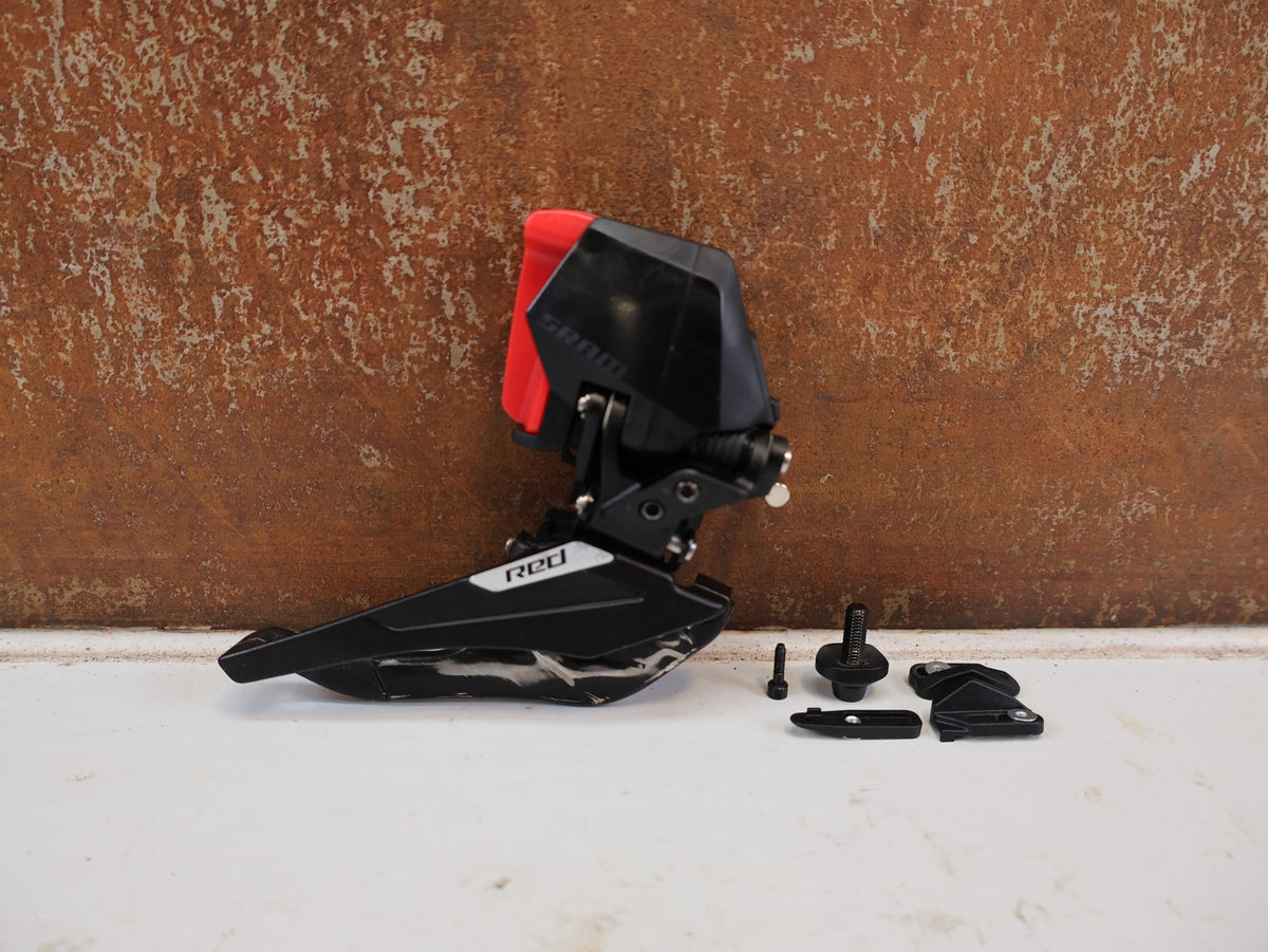 Schaltungsteile von Sram, SRAM RED AXS E1 UMWERFER 2X12-FACH BRAZE-ON vor USEDBIKES-OB.DE Hintergrund