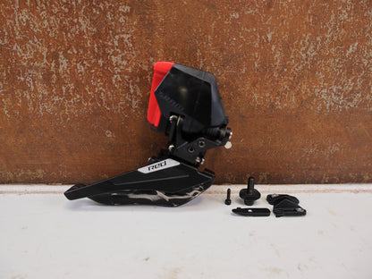 Schaltungsteile von Sram, SRAM RED AXS E1 UMWERFER 2X12-FACH BRAZE-ON vor USEDBIKES-OB.DE Hintergrund