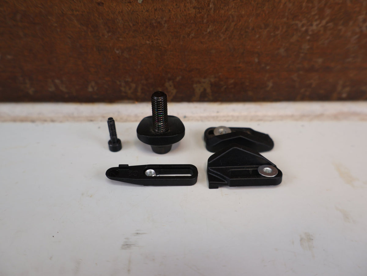 Schaltungsteile von Sram, SRAM RED AXS E1 UMWERFER 2X12-FACH BRAZE-ON vor USEDBIKES-OB.DE Hintergrund