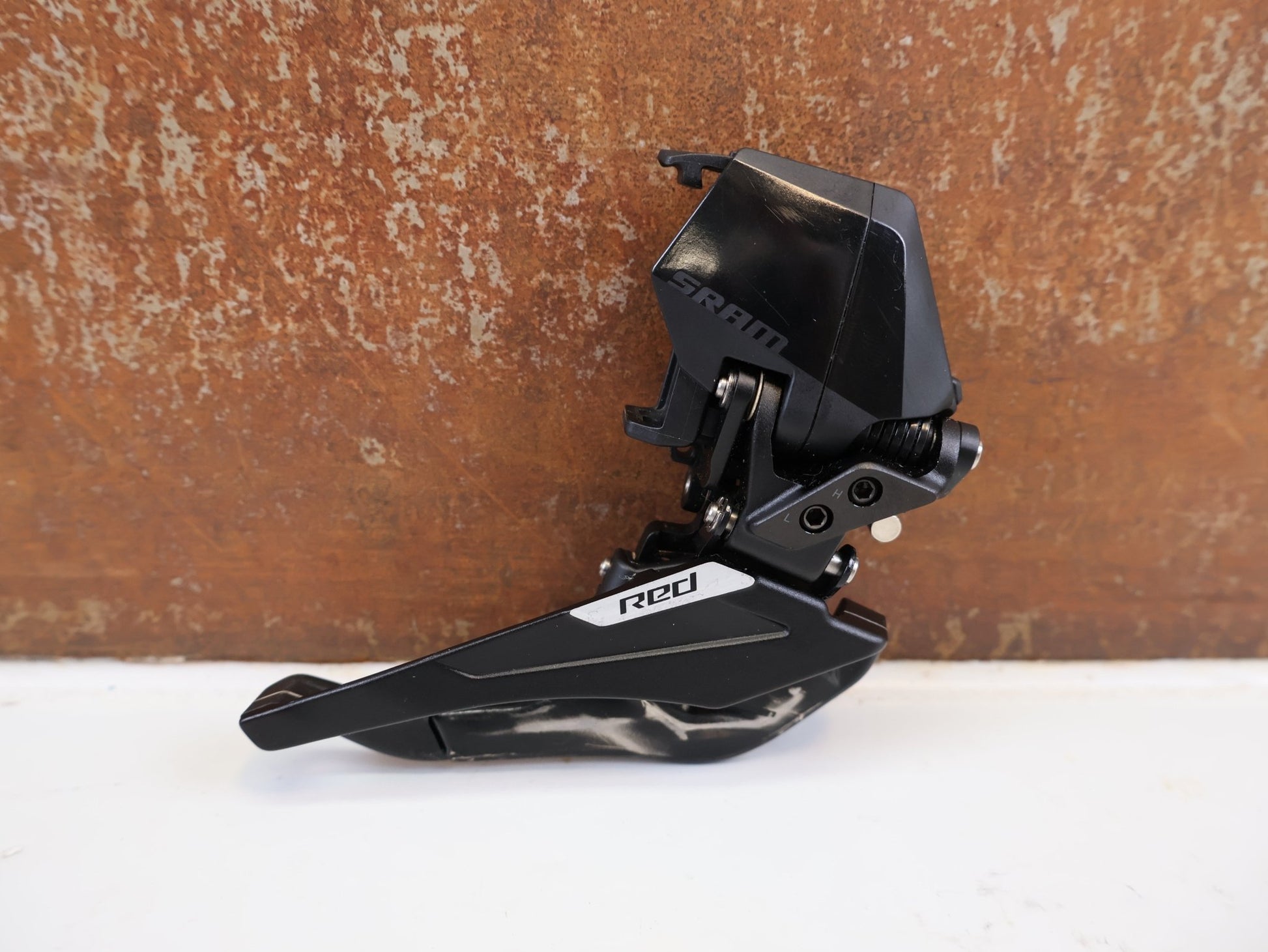 Schaltungsteile von Sram, SRAM RED AXS E1 UMWERFER MY25 2X12 FACH BRAZE ON vor USEDBIKES-OB.DE Hintergrund