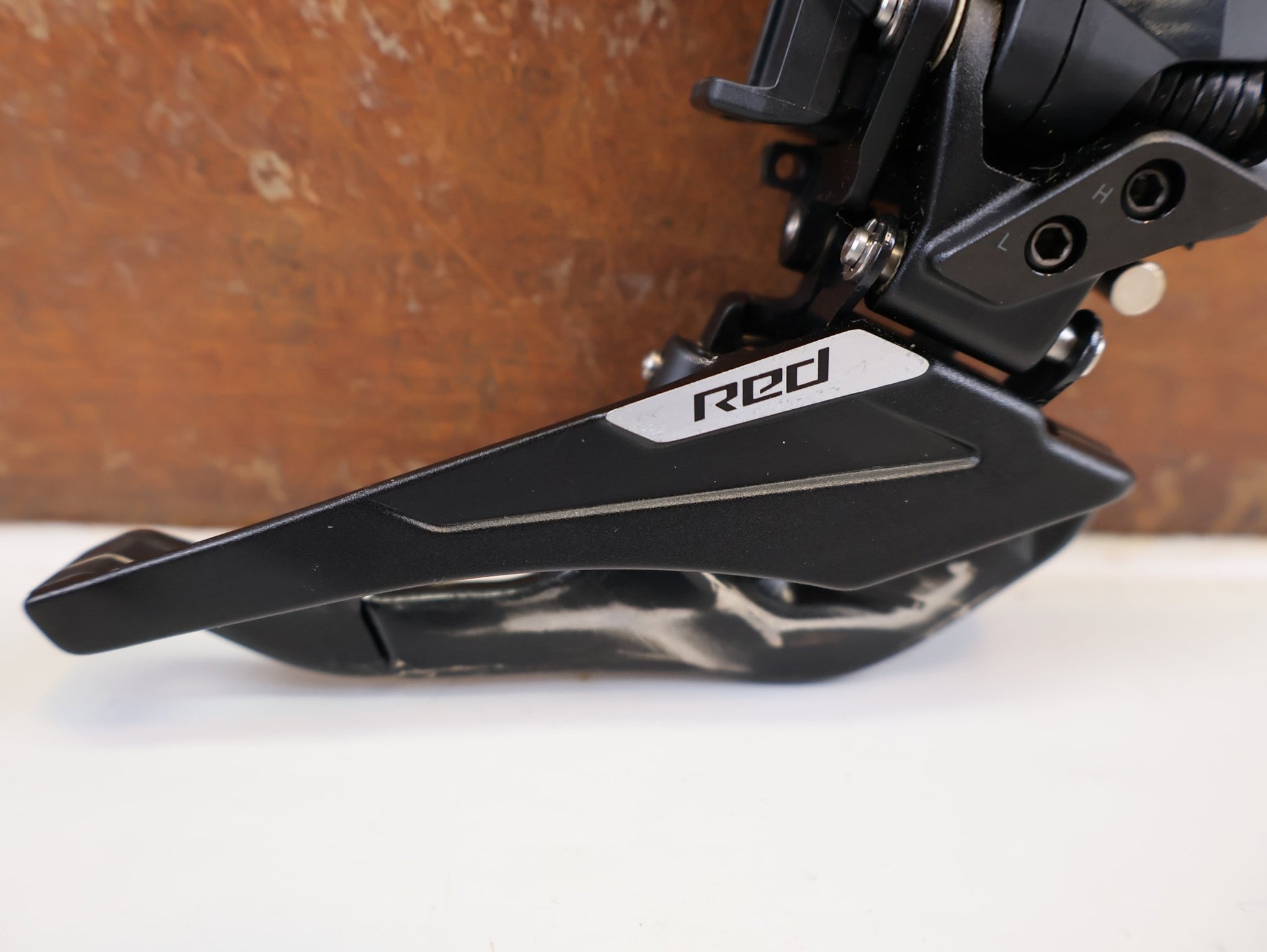 Schaltungsteile von Sram, SRAM RED AXS E1 UMWERFER MY25 2X12 FACH BRAZE ON vor USEDBIKES-OB.DE Hintergrund