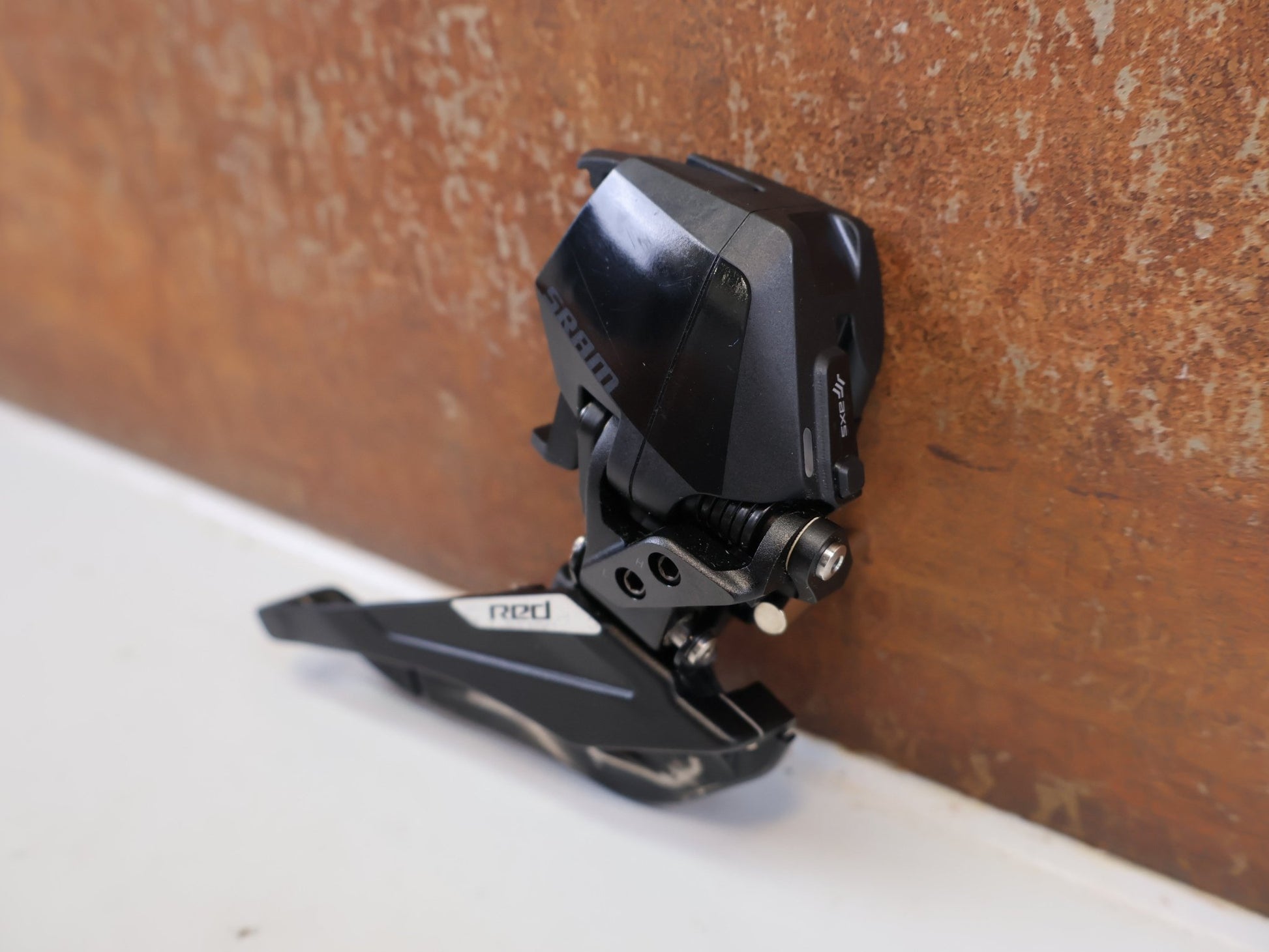 Schaltungsteile von Sram, SRAM RED AXS E1 UMWERFER MY25 2X12 FACH BRAZE ON vor USEDBIKES-OB.DE Hintergrund