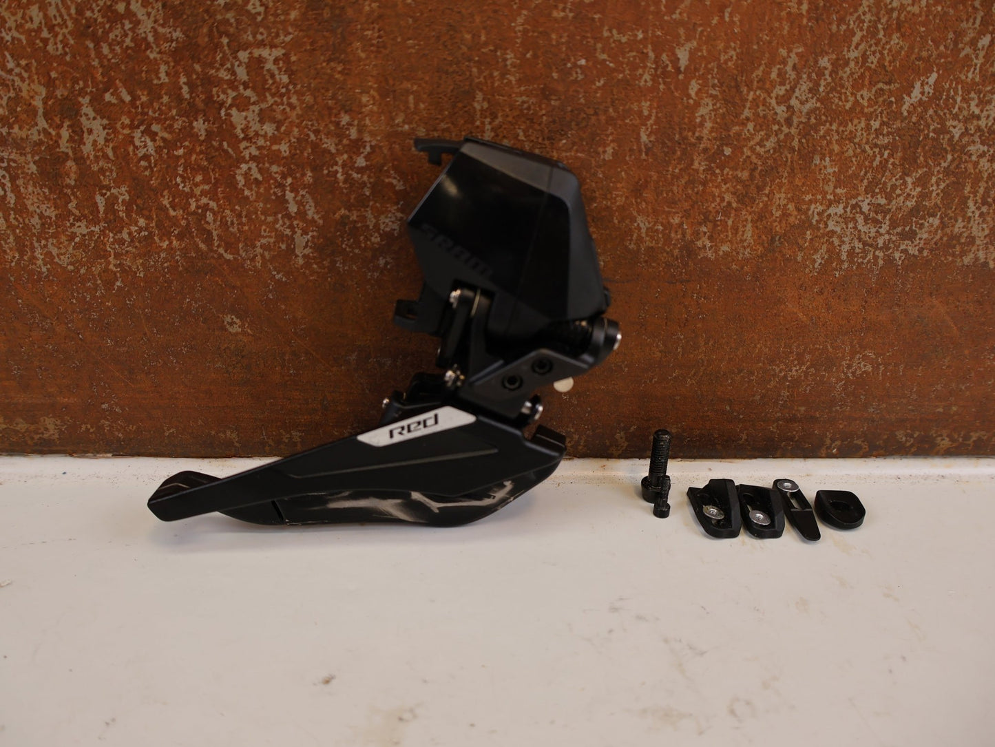 Schaltungsteile von Sram, SRAM RED AXS E1 UMWERFER MY25 2X12 FACH BRAZE ON vor USEDBIKES-OB.DE Hintergrund