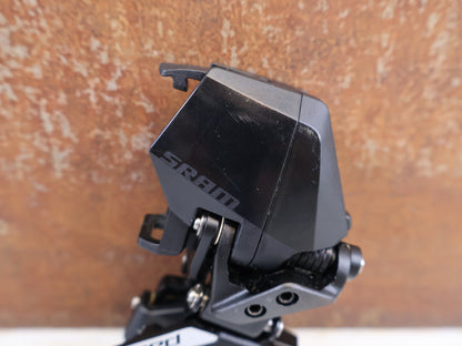 Schaltungsteile von Sram, SRAM RED AXS E1 UMWERFER MY25 2X12 FACH BRAZE ON vor USEDBIKES-OB.DE Hintergrund