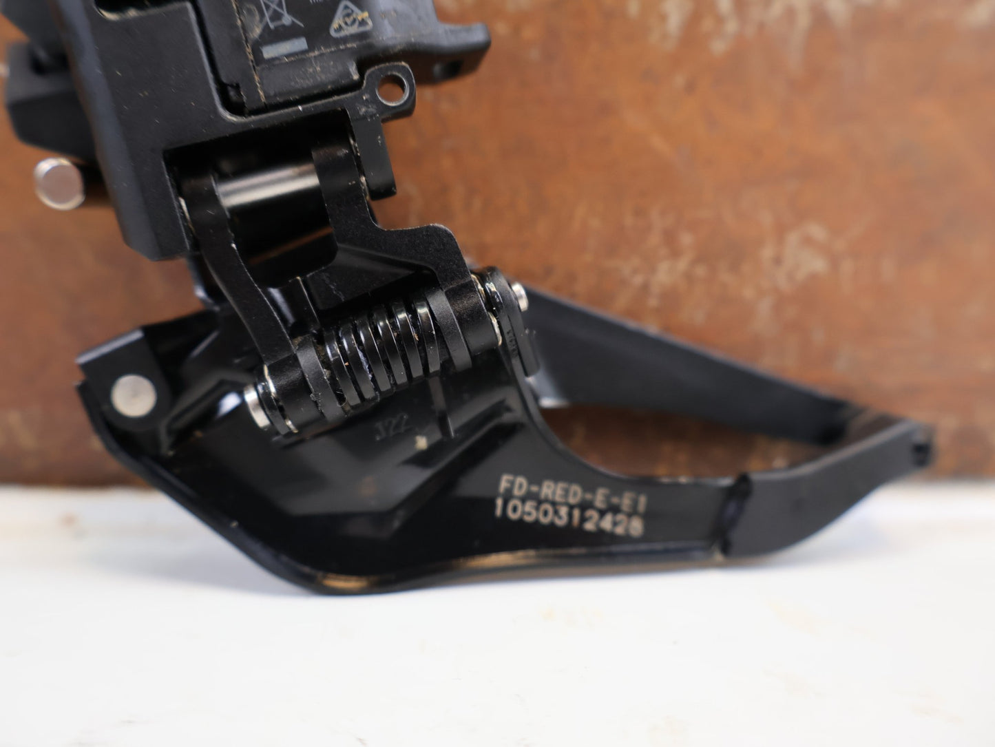 Schaltungsteile von Sram, SRAM RED AXS E1 UMWERFER MY25 2X12 FACH BRAZE ON vor USEDBIKES-OB.DE Hintergrund