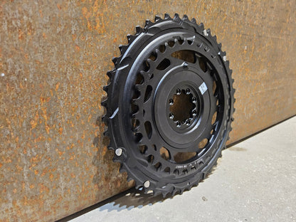 Kettenblatt von Sram, SRAM RED AXS KETTENBLATT - SET 12 FACH 8 - BOLT SPIDER 46 / 33 ZÄHNE vor USEDBIKES - OB.DE Hintergrund