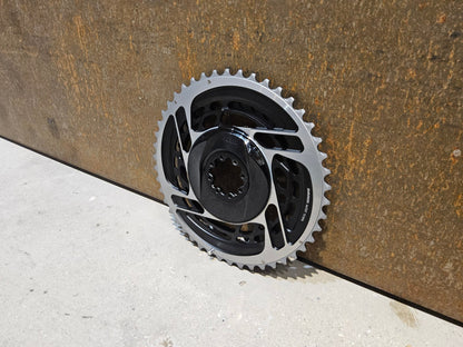 Kettenblatt von Sram, SRAM RED AXS KETTENBLATT - SET 12 FACH 8 - BOLT SPIDER 46 / 33 ZÄHNE vor USEDBIKES - OB.DE Hintergrund
