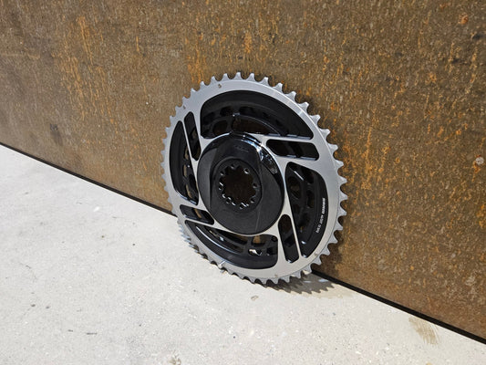Kettenblatt von Sram, SRAM RED AXS KETTENBLATT - SET 12 FACH 8 - BOLT SPIDER 46 / 33 ZÄHNE vor USEDBIKES - OB.DE Hintergrund