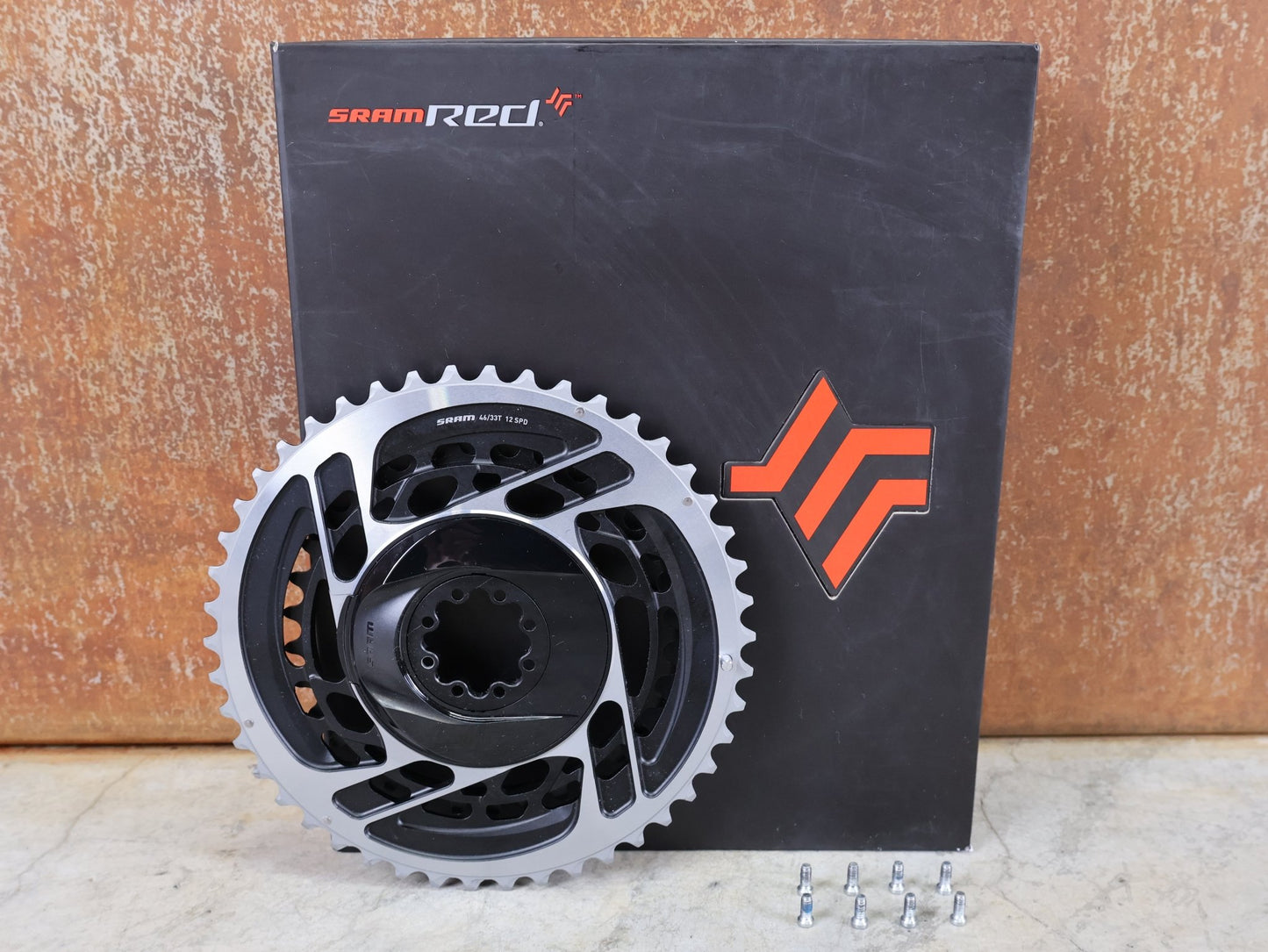 Kettenblatt von Sram, SRAM RED AXS KETTENBLATT - SET 46 - 33 ZÄHNE – 8 - BOLT / 12 - FACH vor USEDBIKES - OB.DE Hintergrund