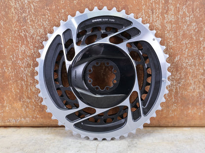 Kettenblatt von Sram, SRAM RED AXS KETTENBLATT - SET 46 - 33 ZÄHNE – 8 - BOLT / 12 - FACH vor USEDBIKES - OB.DE Hintergrund