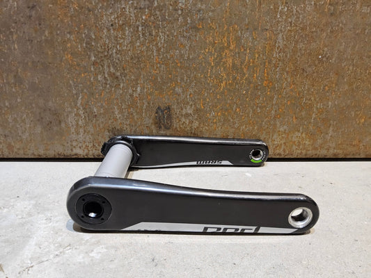 Kurbel von Sram, SRAM RED AXS KURBELARME D1 DUB 8 - BOLT / 172.5MM vor USEDBIKES - OB.DE Hintergrund