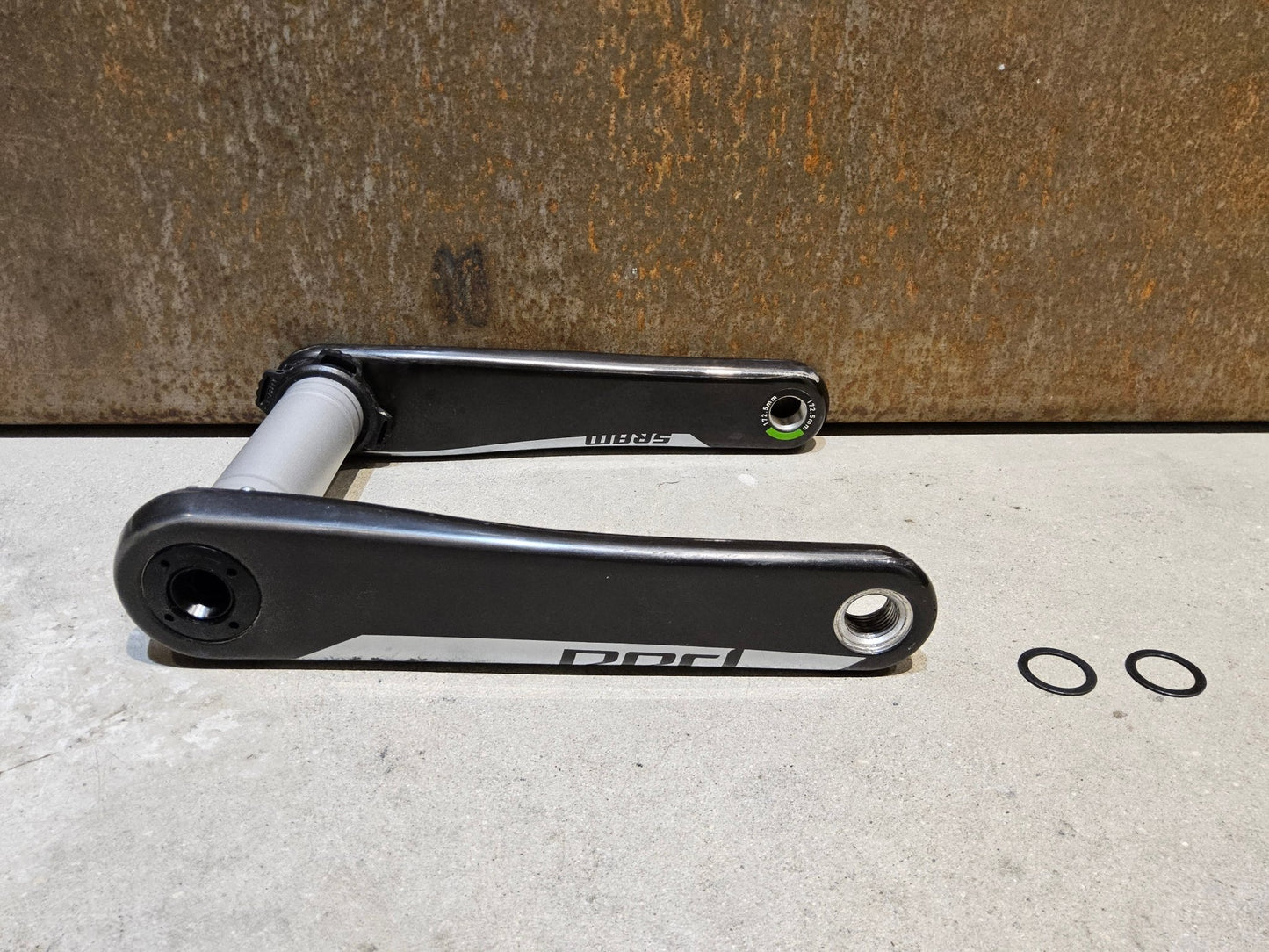 Kurbel von Sram, SRAM RED AXS KURBELARME D1 DUB 8 - BOLT / 172.5MM vor USEDBIKES - OB.DE Hintergrund
