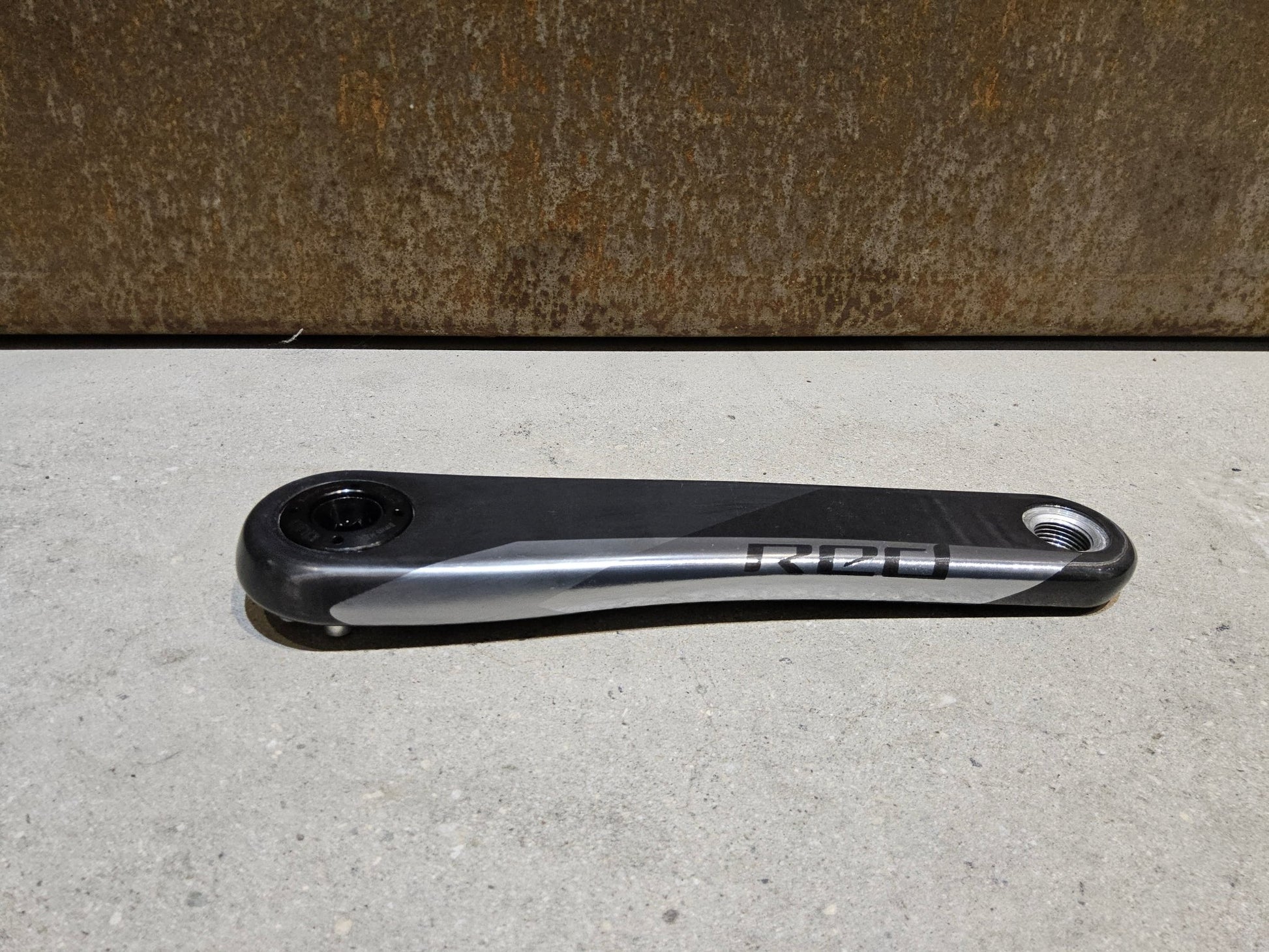 Kurbel von Sram, SRAM RED AXS KURBELARME D1 DUB 8 - BOLT 172,5MM vor USEDBIKES - OB.DE Hintergrund