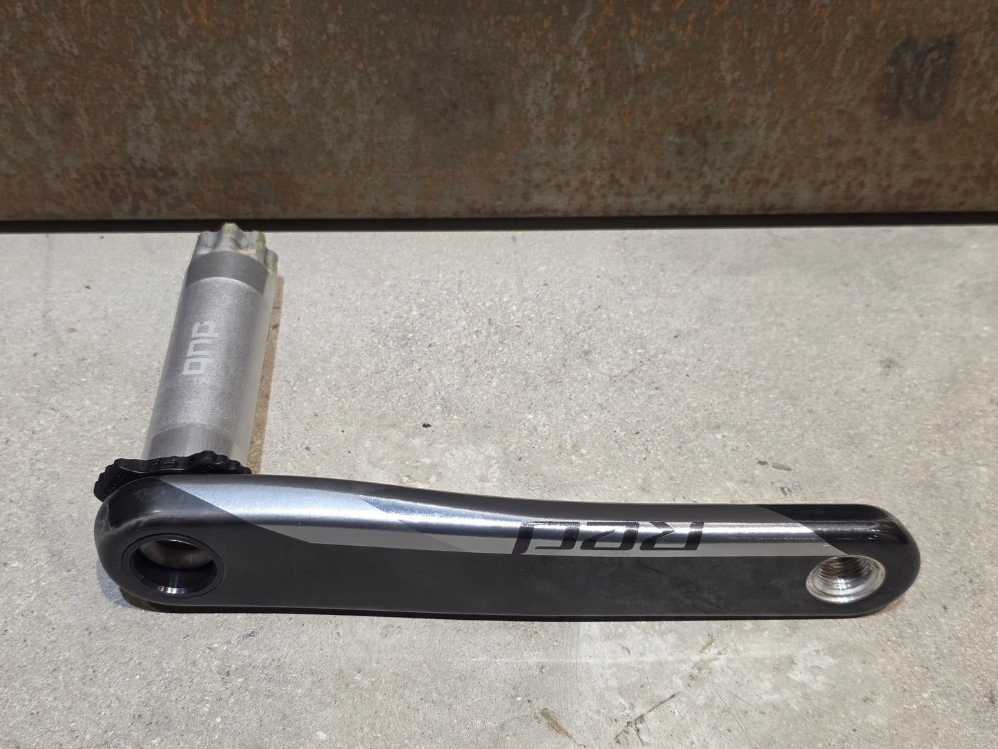 Kurbel von Sram, SRAM RED AXS KURBELARME D1 DUB 8 - BOLT / 175MM vor USEDBIKES - OB.DE Hintergrund