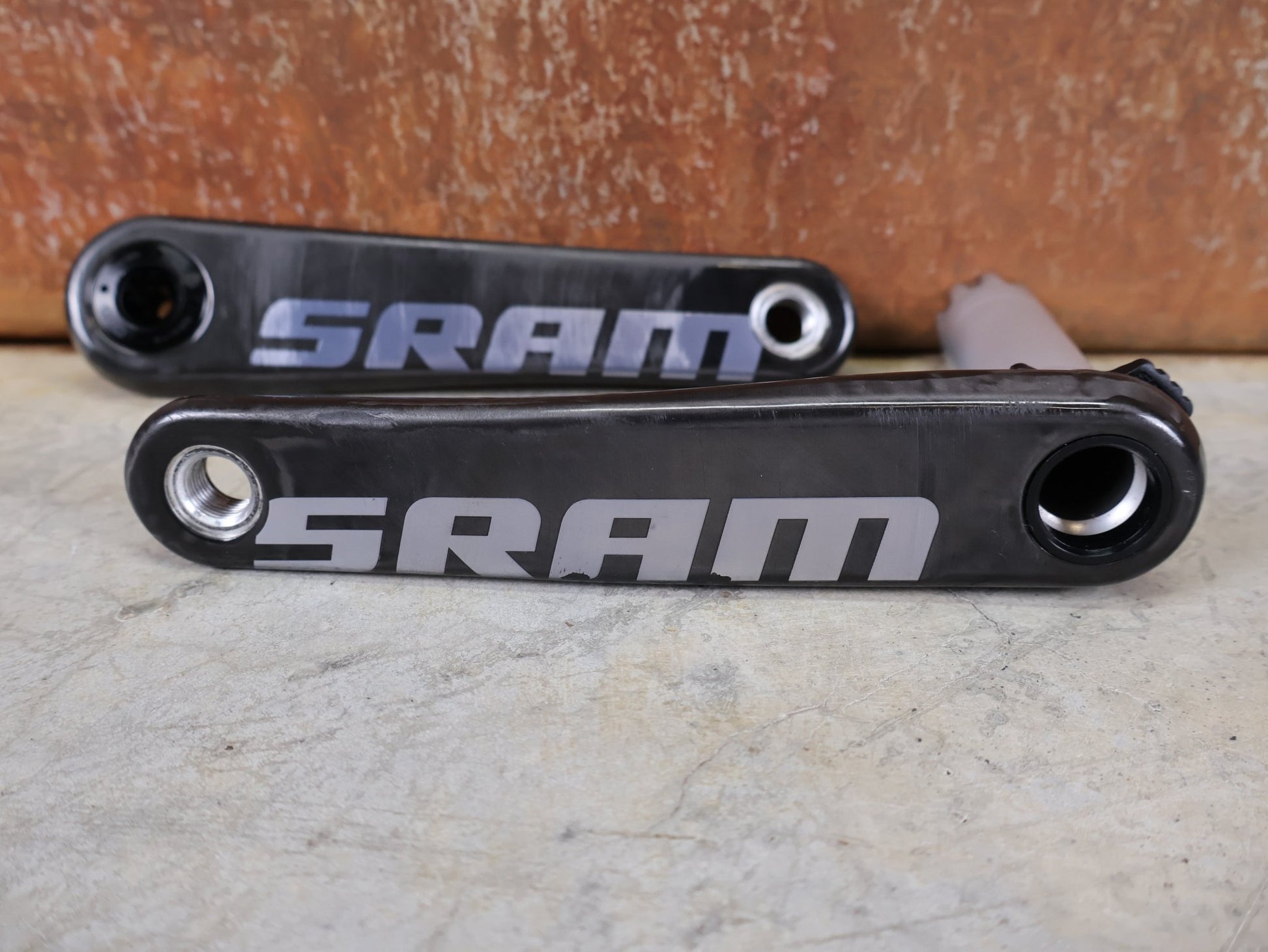 Kurbel von Sram, SRAM RED AXS KURBELARME D1 DUB 8 - BOLT / TEAM EDITION - RACE / 170MM vor USEDBIKES - OB.DE Hintergrund