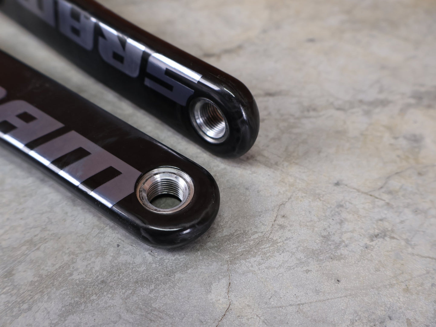 Kurbel von Sram, SRAM RED AXS KURBELARME D1 DUB 8 - BOLT / TEAM EDITION - RACE / 170MM vor USEDBIKES - OB.DE Hintergrund