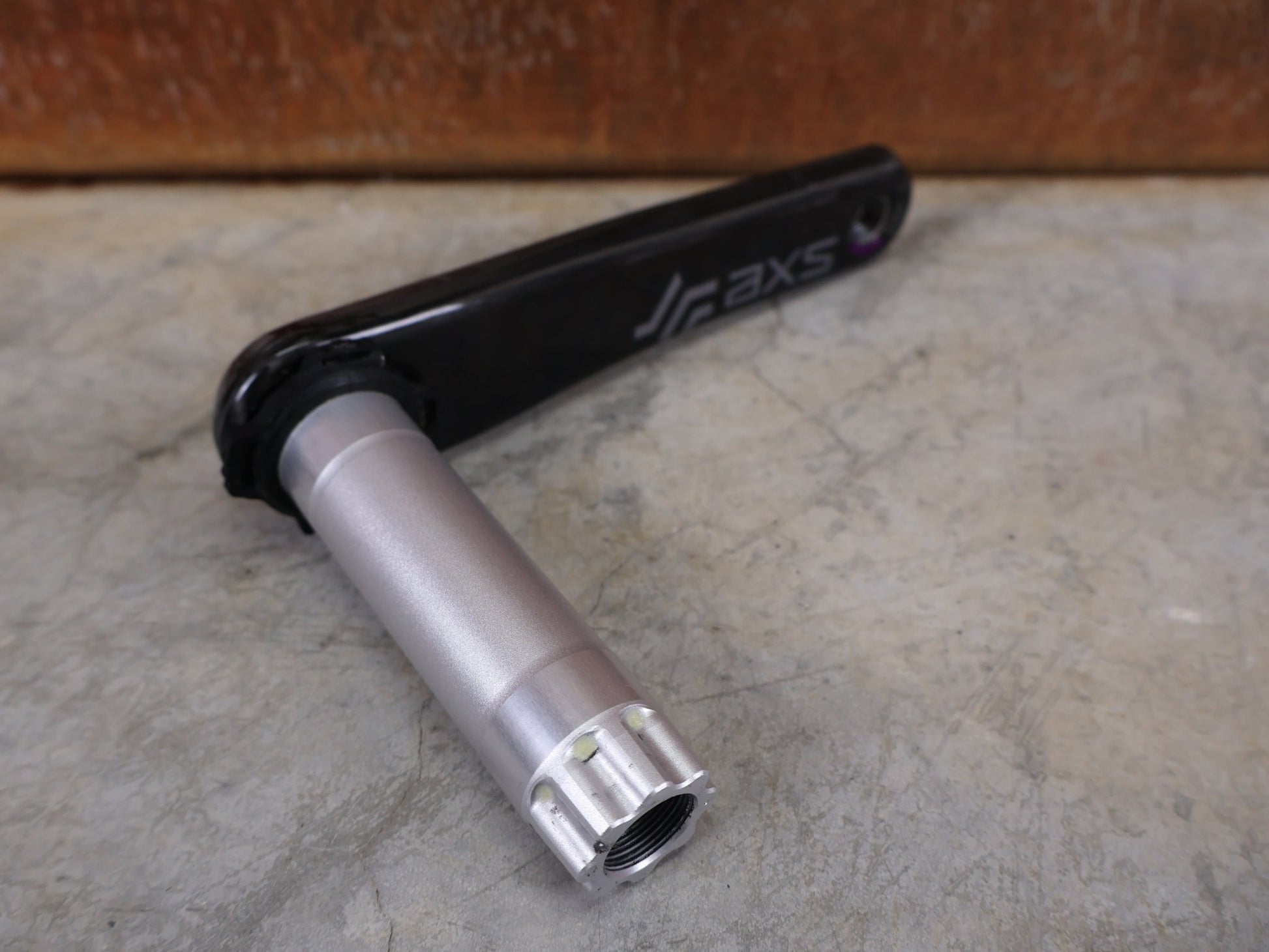 Kurbel von Sram, SRAM RED AXS KURBELARME D1 DUB 8 - BOLT / TEAM EDITION - RACE / 170MM vor USEDBIKES - OB.DE Hintergrund