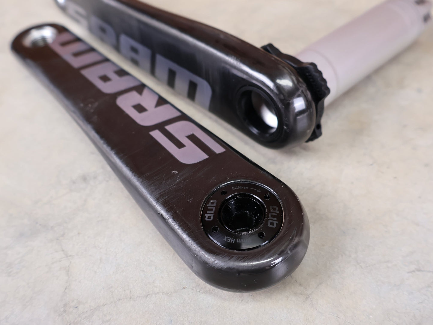 Kurbel von Sram, SRAM RED AXS KURBELARME D1 DUB 8 - BOLT / TEAM EDITION - RACE / 170MM vor USEDBIKES - OB.DE Hintergrund