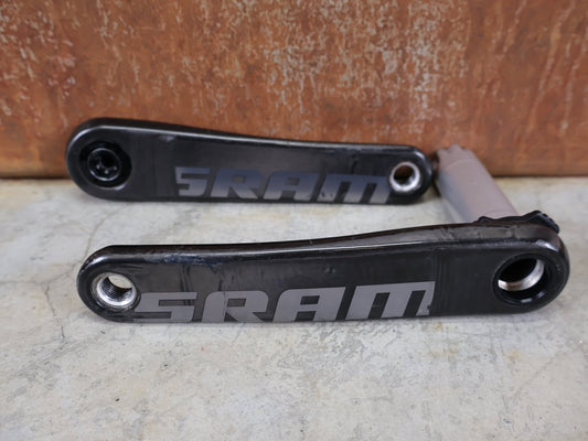 Kurbel von Sram, SRAM RED AXS KURBELARME D1 DUB 8 - BOLT / TEAM EDITION - RACE / 172.5MM vor USEDBIKES - OB.DE Hintergrund