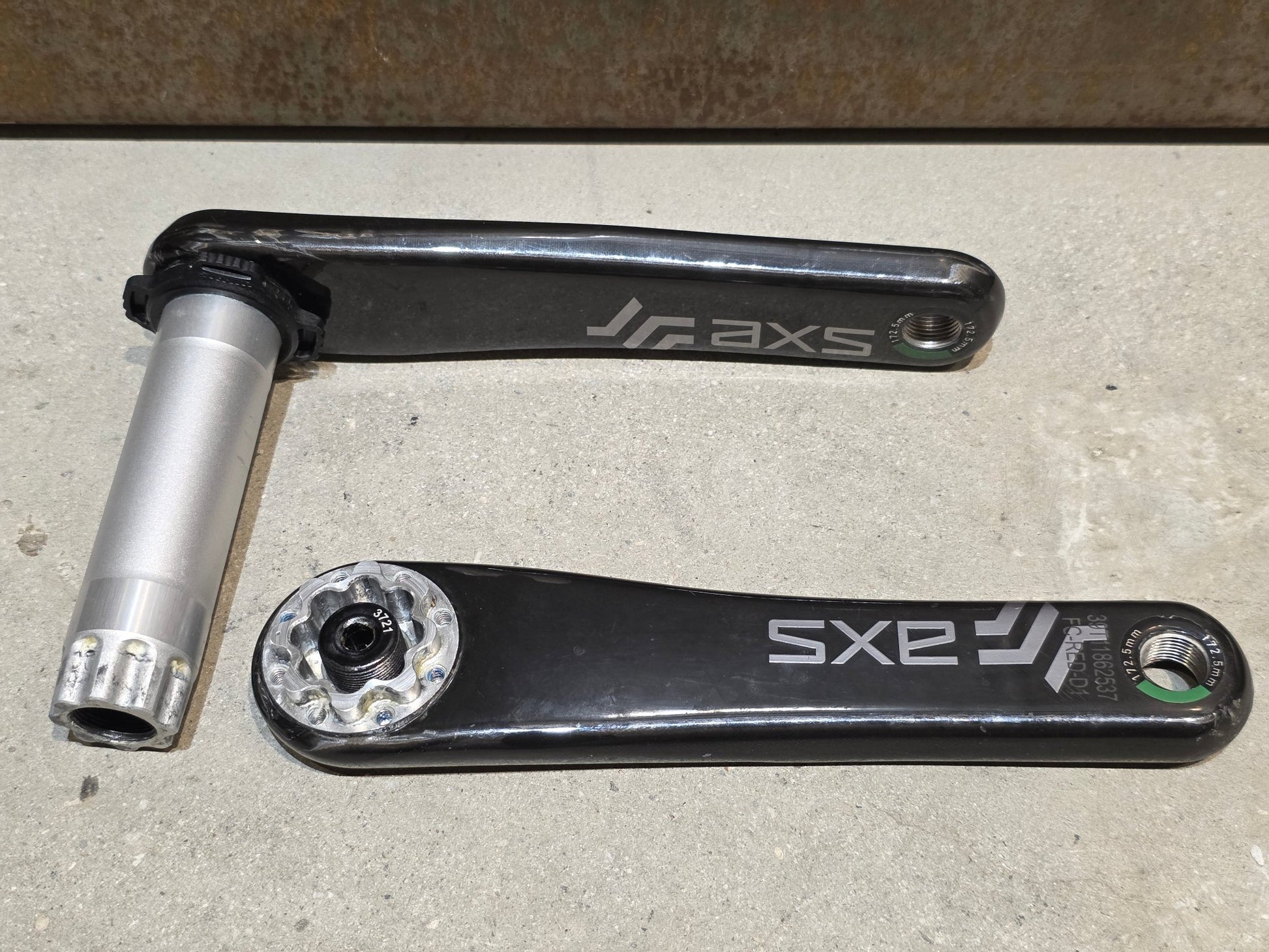 Kurbel von Sram, SRAM RED AXS KURBELARME D1 DUB 8 - BOLT / TEAM EDITION - RACE / 172.5MM vor USEDBIKES - OB.DE Hintergrund
