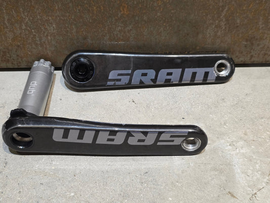 Kurbel von Sram, SRAM RED AXS KURBELARME D1 DUB 8 - BOLT / TEAM EDITION - RACE / 172.5MM vor USEDBIKES - OB.DE Hintergrund