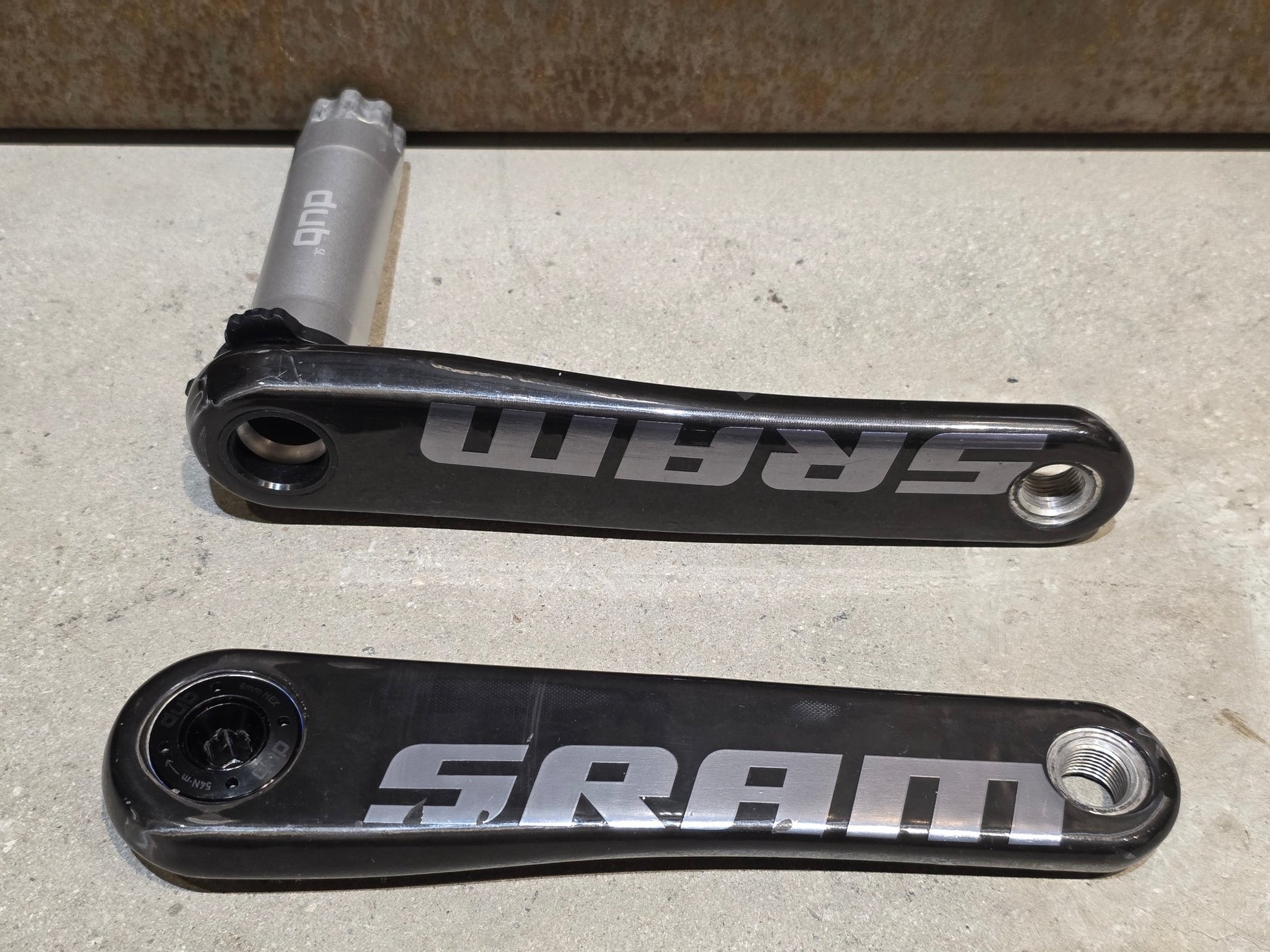 Kurbel von Sram, SRAM RED AXS KURBELARME D1 DUB 8 - BOLT / TEAM EDITION - RACE / 172.5MM vor USEDBIKES - OB.DE Hintergrund