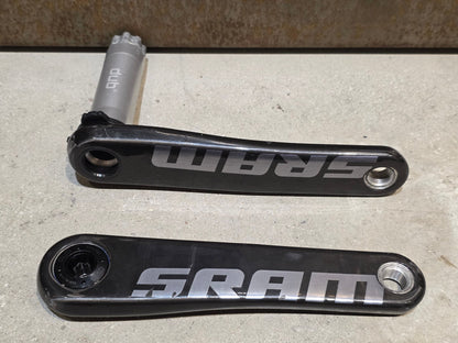 Kurbel von Sram, SRAM RED AXS KURBELARME D1 DUB 8 - BOLT / TEAM EDITION - RACE / 172.5MM vor USEDBIKES - OB.DE Hintergrund
