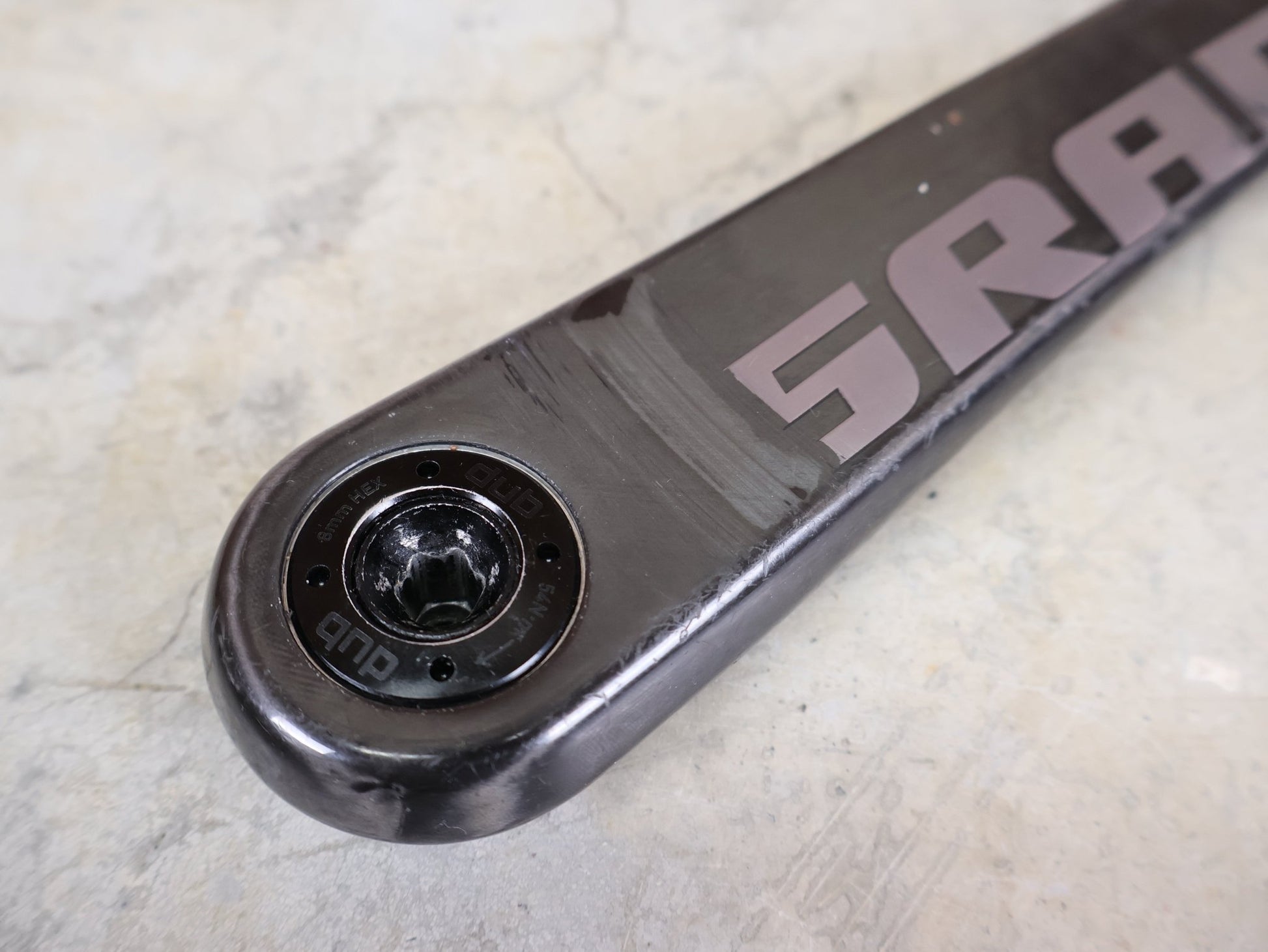 Kurbel von Sram, SRAM RED AXS KURBELARME D1 DUB 8 - BOLT / TEAM EDITION - RACE / 172.5MM vor USEDBIKES - OB.DE Hintergrund