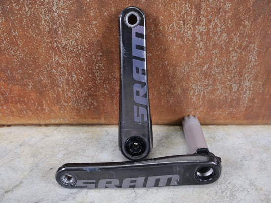 Kurbel von Sram, SRAM RED AXS KURBELARME D1 DUB 8 - BOLT / TEAM EDITION - RACE / 172.5MM vor USEDBIKES - OB.DE Hintergrund