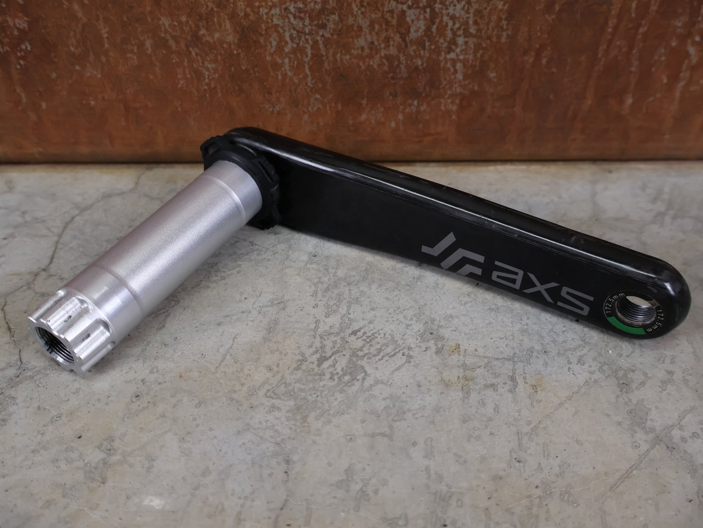 Kurbel von Sram, SRAM RED AXS KURBELARME D1 DUB 8 - BOLT / TEAM EDITION - RACE / 172.5MM vor USEDBIKES - OB.DE Hintergrund