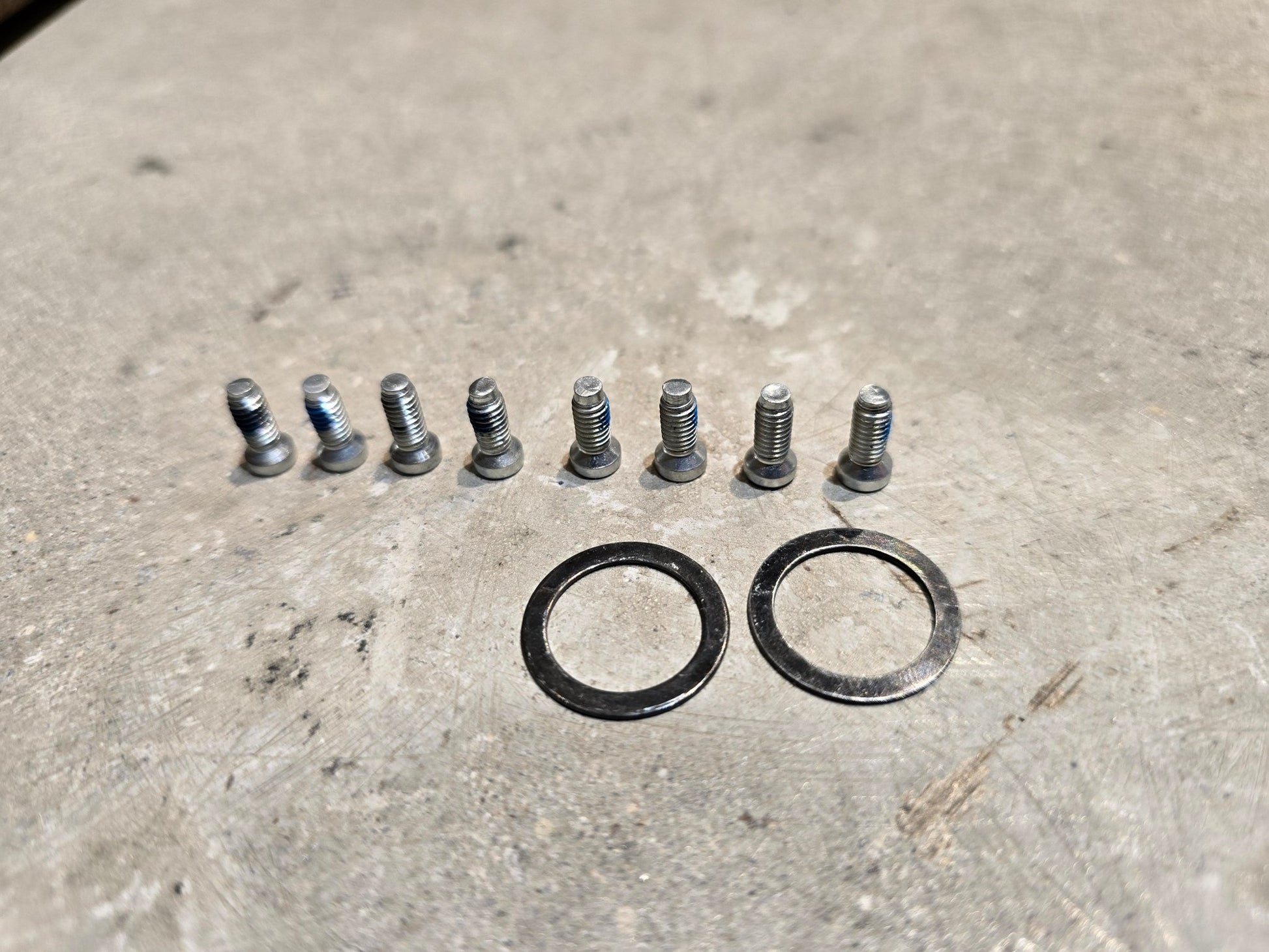Kurbel von Sram, SRAM RED AXS KURBELARME DUB 8 - BOLT 170 - 175MM in variant_title vor USEDBIKES - OB.DE Hintergrund