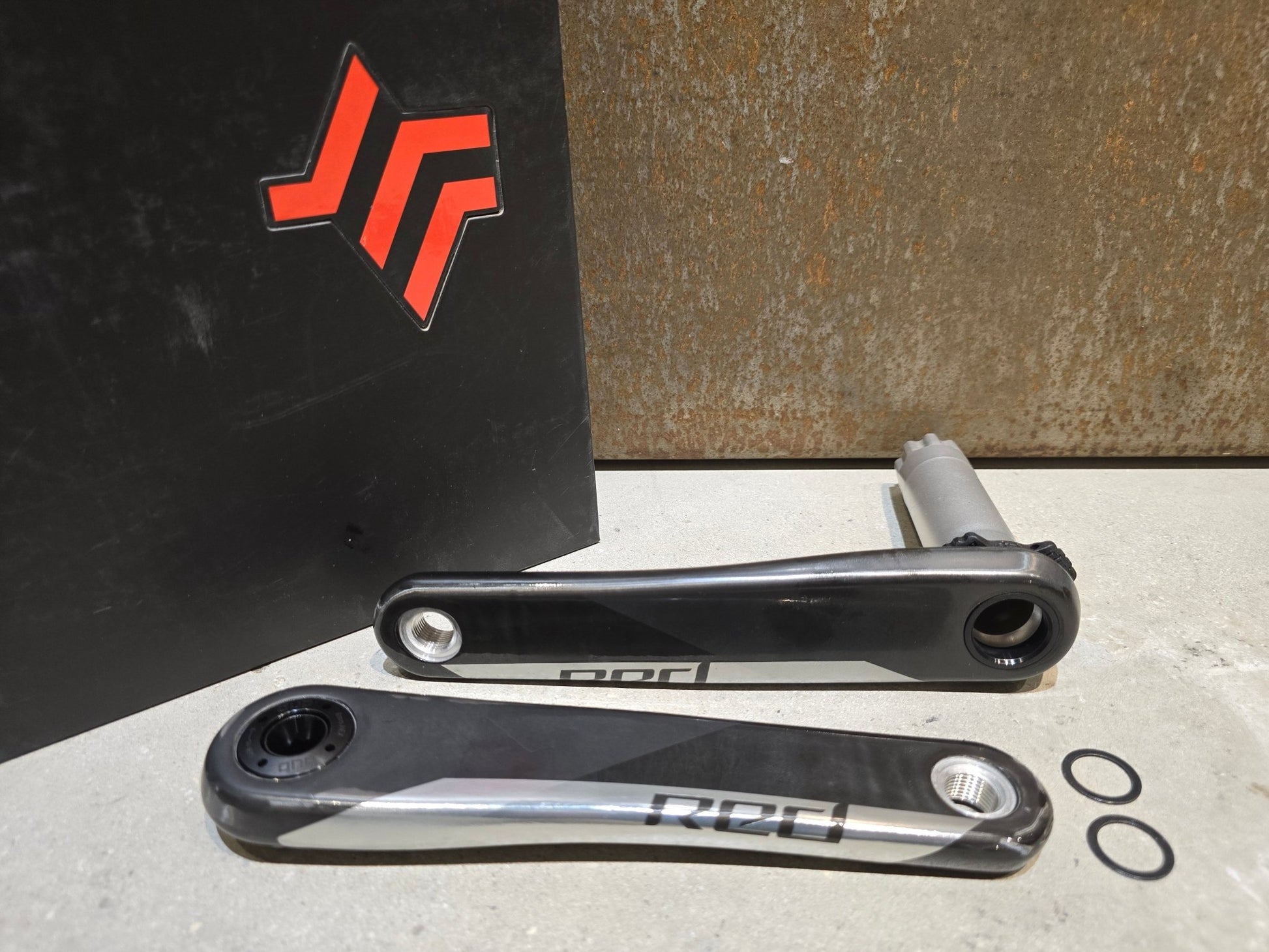 Kurbel von Sram, SRAM RED AXS KURBELARME DUB 8 - BOLT 170 - 175MM in variant_title vor USEDBIKES - OB.DE Hintergrund