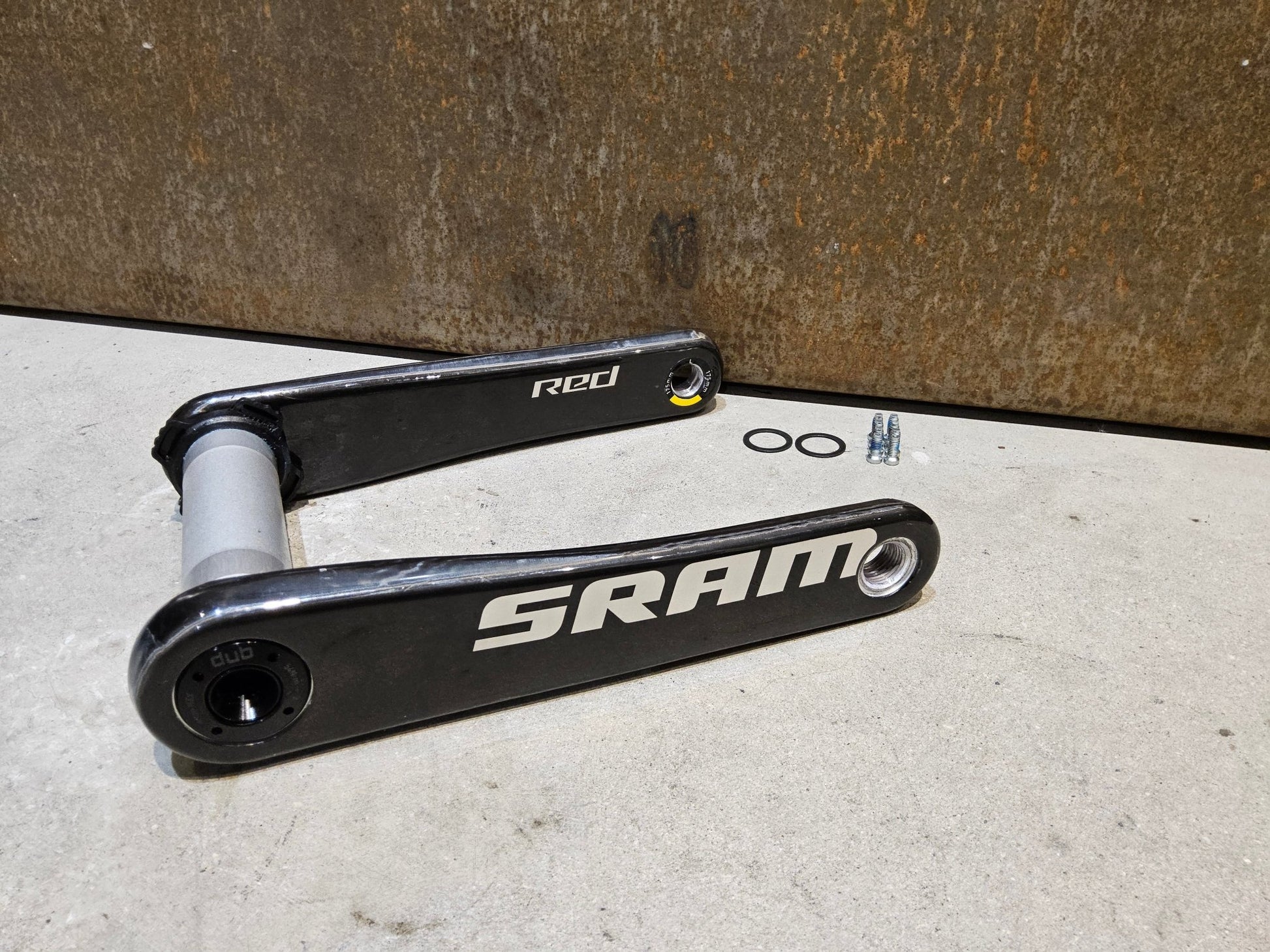 Kurbel von Sram, SRAM RED AXS KURBELARME E1 DUB 8 - BOLT / TEAM EDITION - RACE / 175MM vor USEDBIKES - OB.DE Hintergrund