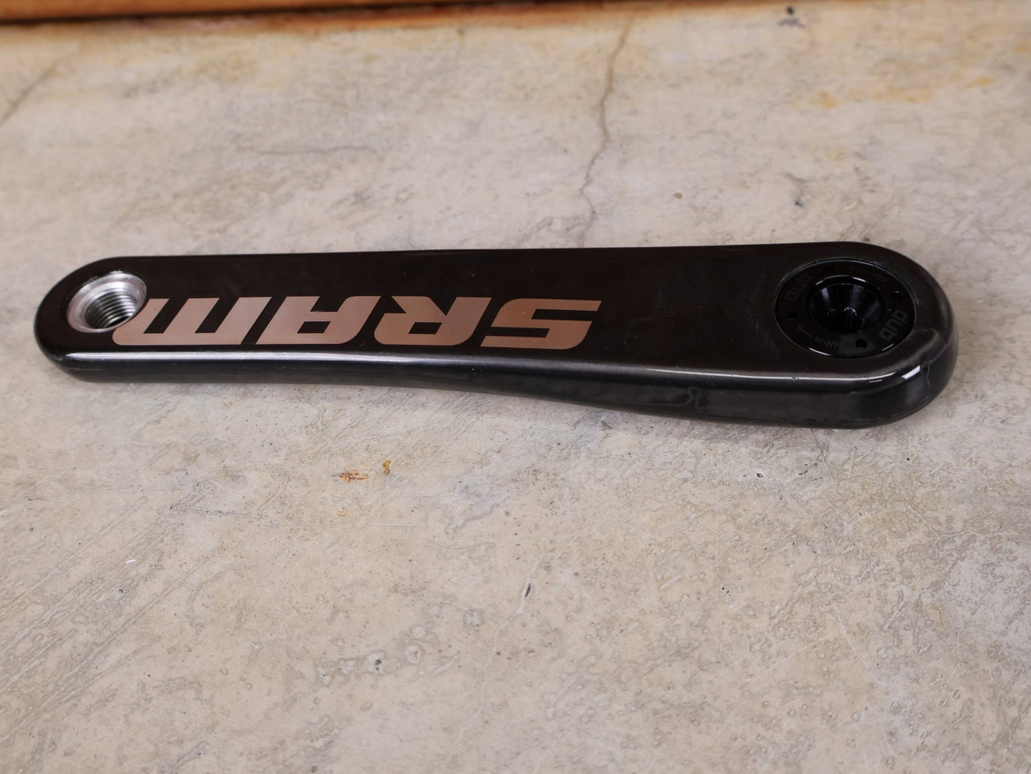 Kurbel von Sram, SRAM RED AXS KURBELARME E1 DUB 8 - BOLT / TEAM EDITION - RACE / 175MM vor USEDBIKES - OB.DE Hintergrund