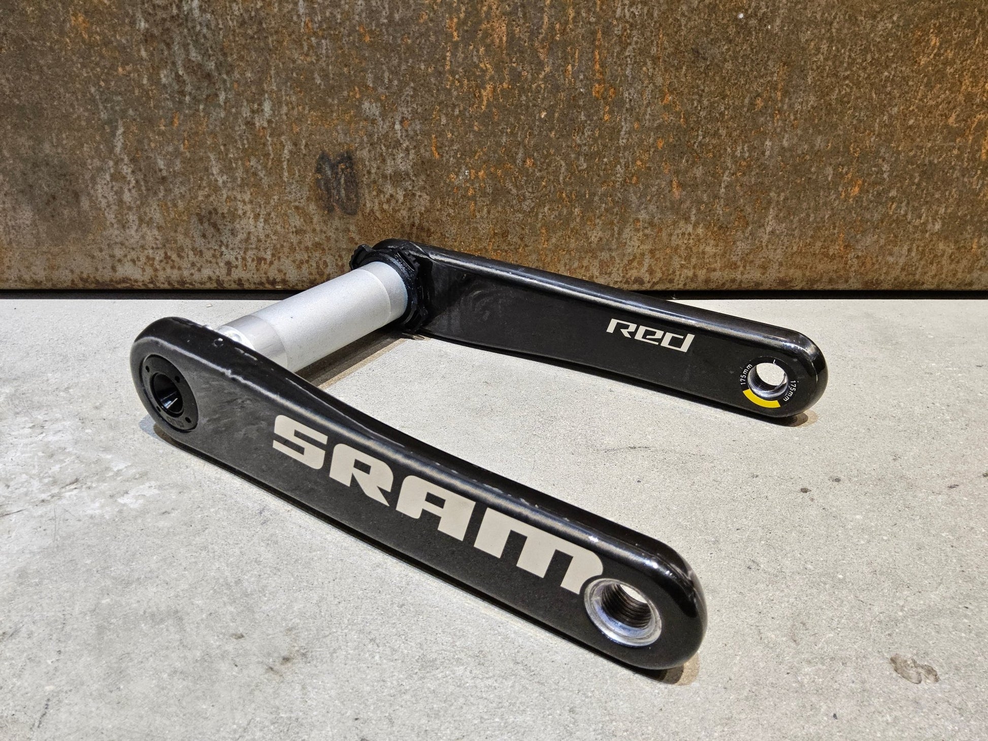 Kurbel von Sram, SRAM RED AXS KURBELARME E1 DUB 8 - BOLT / TEAM EDITION - RACE / 175MM vor USEDBIKES - OB.DE Hintergrund