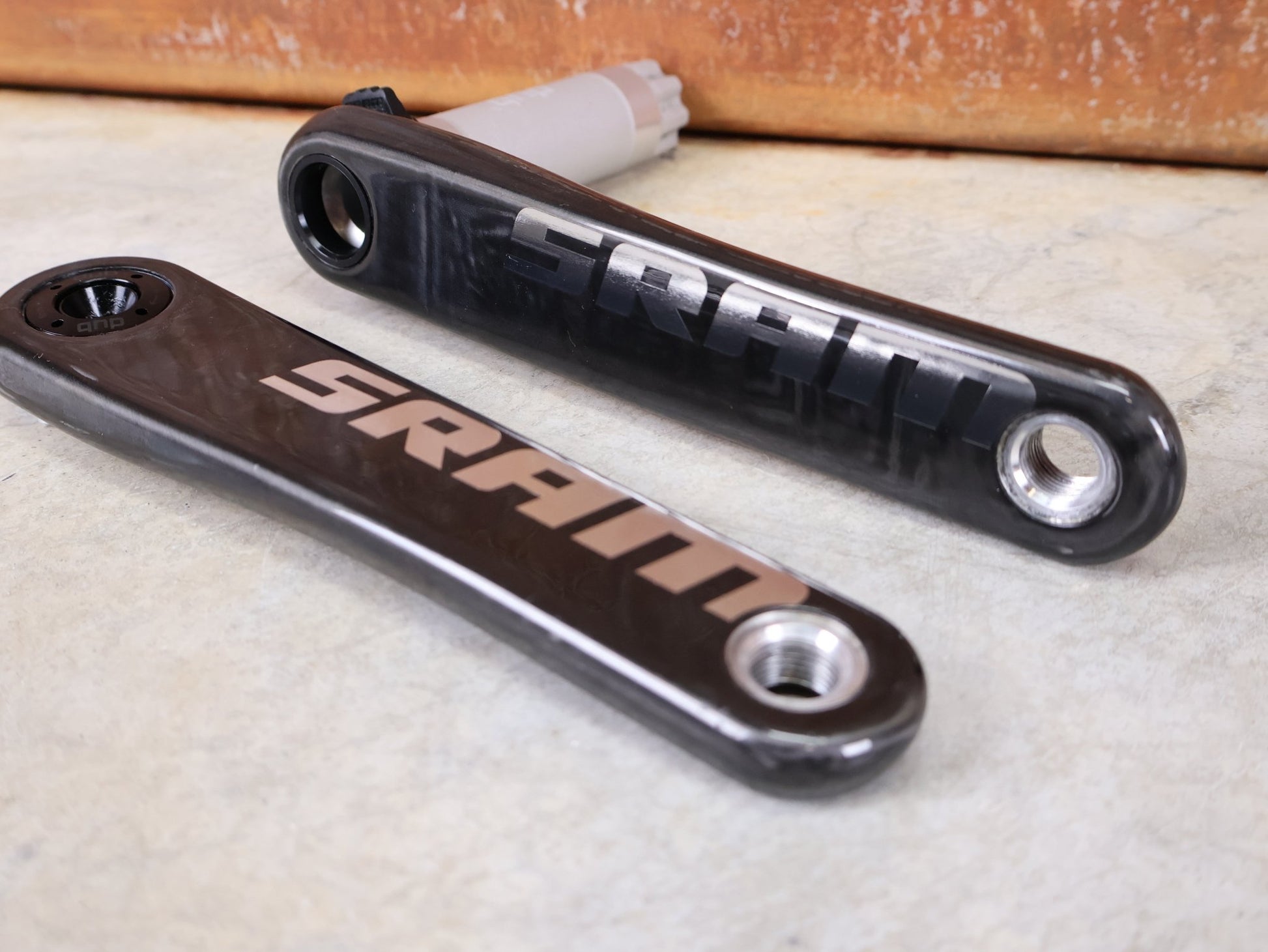 Kurbel von Sram, SRAM RED AXS KURBELARME E1 DUB 8 - BOLT / TEAM EDITION - RACE / 175MM vor USEDBIKES - OB.DE Hintergrund