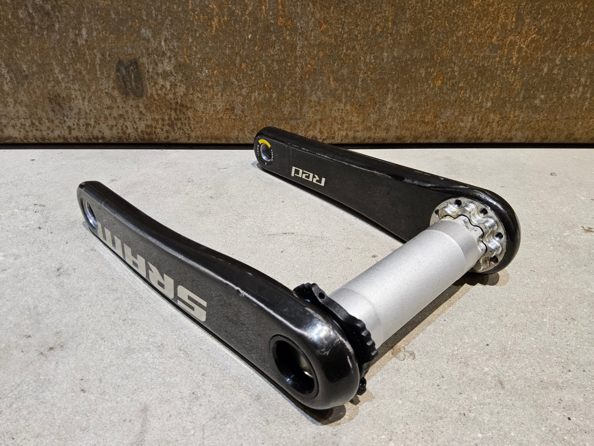 Kurbel von Sram, SRAM RED AXS KURBELARME E1 DUB 8 - BOLT / TEAM EDITION - RACE / 175MM vor USEDBIKES - OB.DE Hintergrund