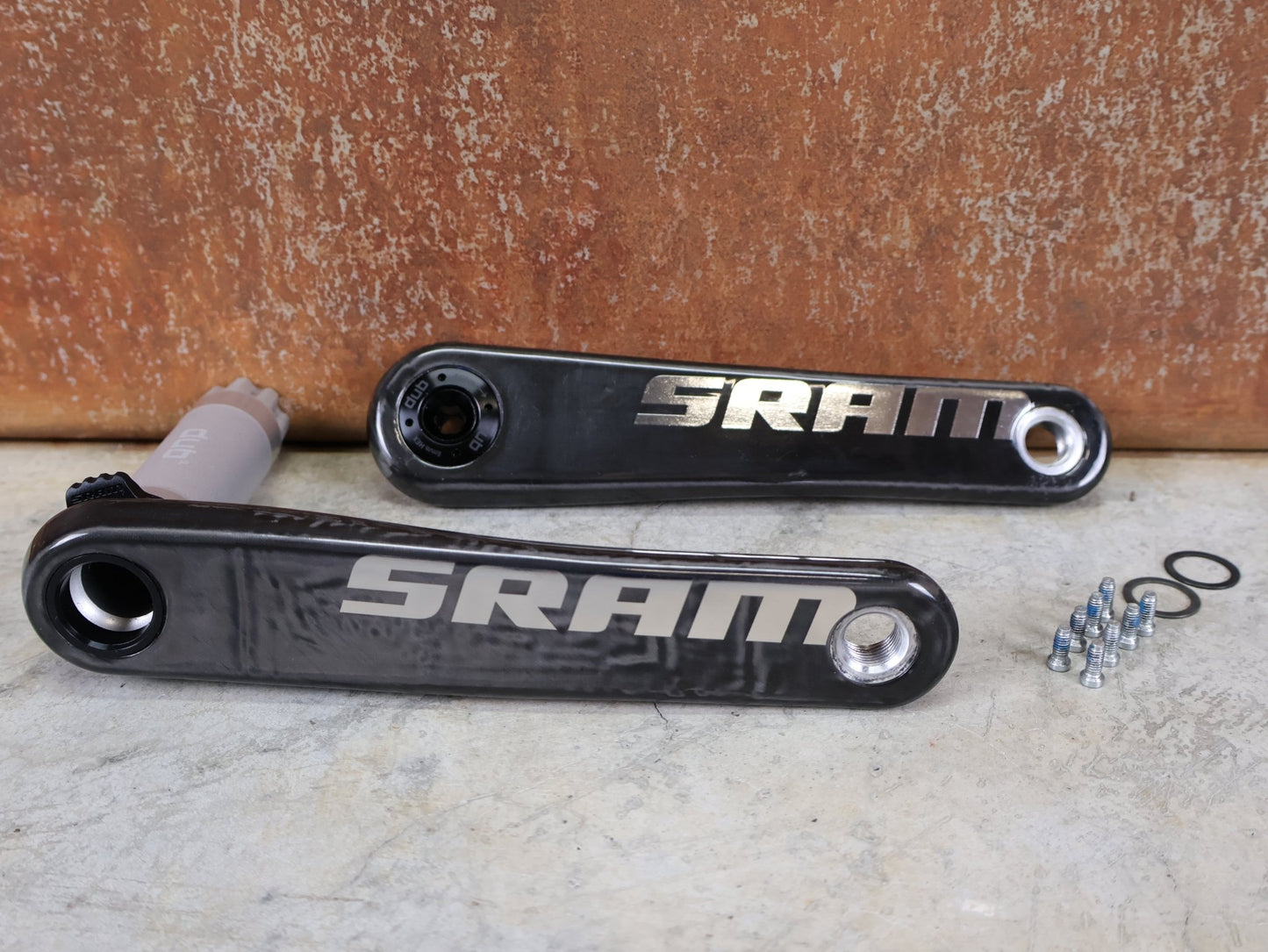 Kurbel von Sram, SRAM RED AXS KURBELARME E1 DUB 8 - BOLT / TEAM EDITION - RACE / 175MM vor USEDBIKES - OB.DE Hintergrund