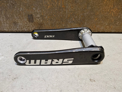 Kurbel von Sram, SRAM RED AXS KURBELARME E1 DUB 8 - BOLT / TEAM EDITION - RACE / 175MM vor USEDBIKES - OB.DE Hintergrund