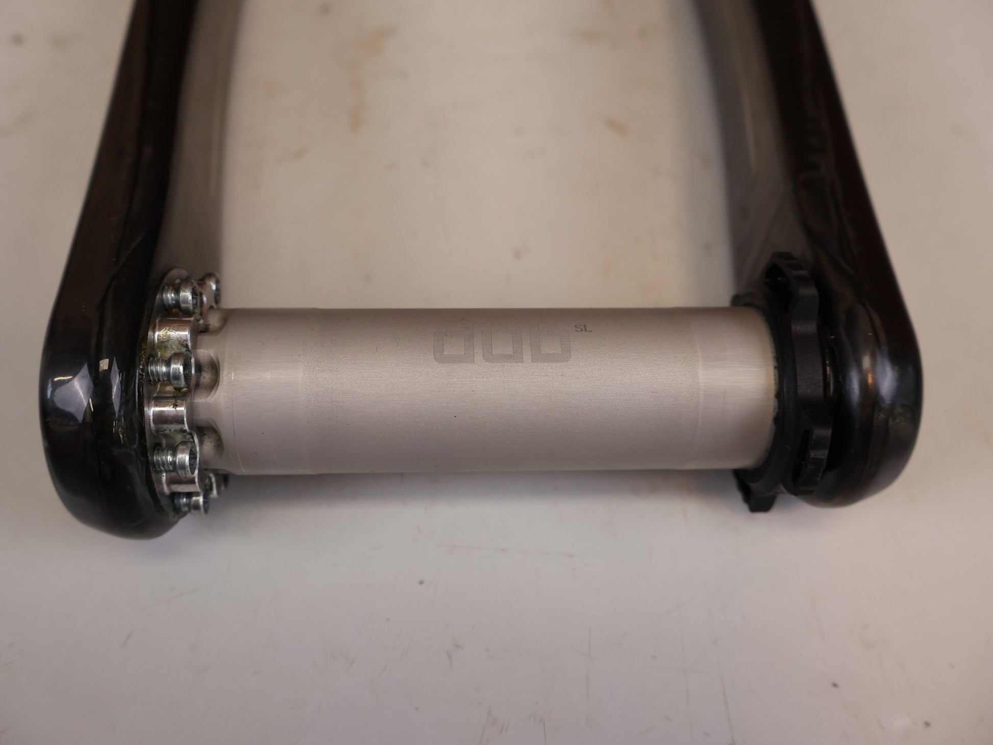 Kurbel von Sram, SRAM RED DUB CARBON KURBELARME E1 MY25 172.5 MM vor USEDBIKES-OB.DE Hintergrund