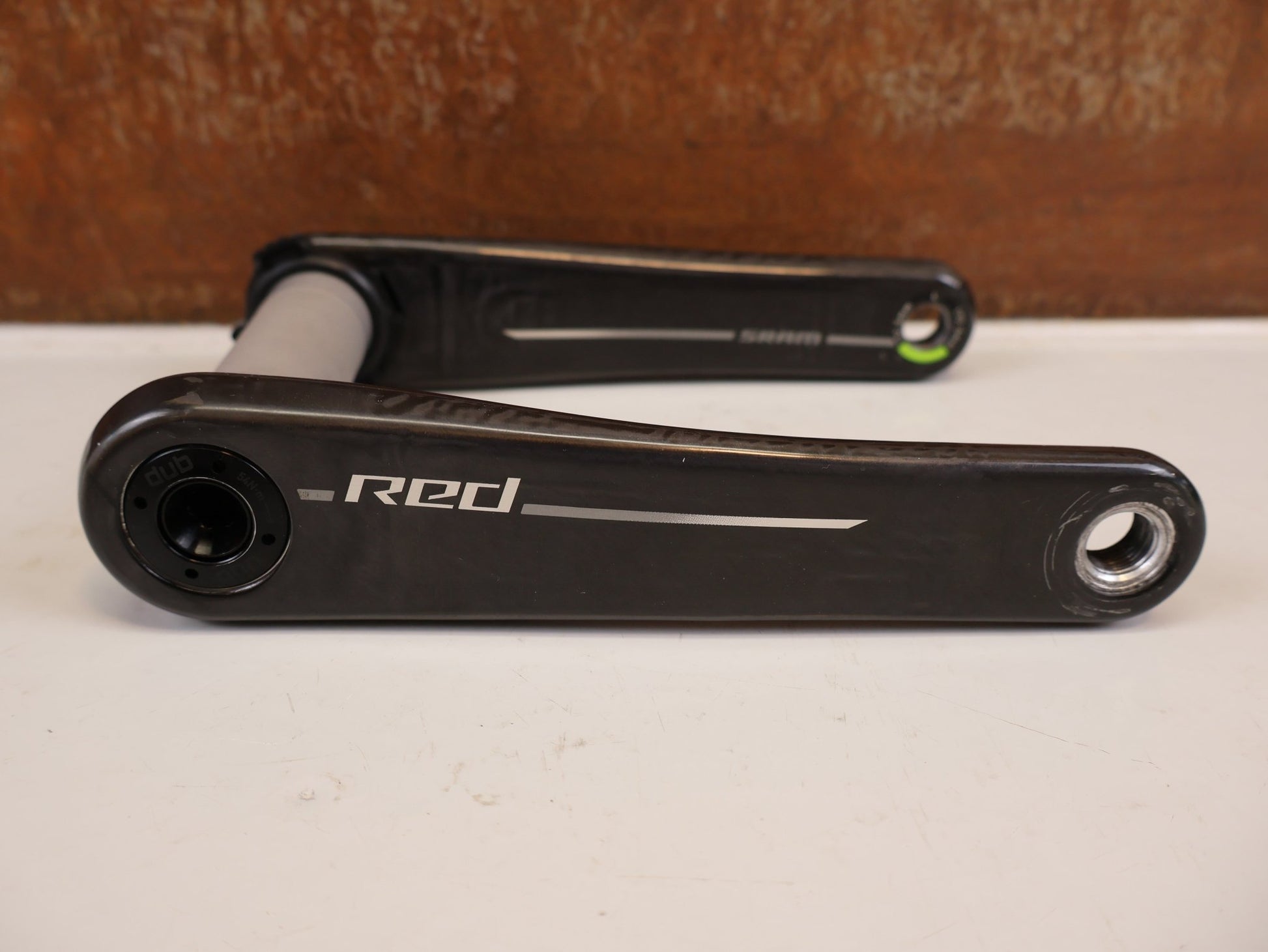 Kurbel von Sram, SRAM RED DUB CARBON KURBELARME E1 MY25 172.5 MM vor USEDBIKES-OB.DE Hintergrund