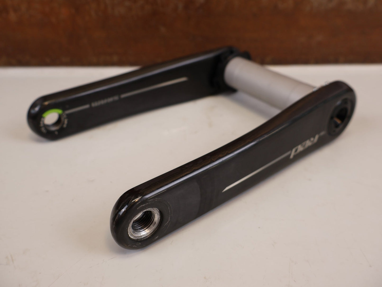 Kurbel von Sram, SRAM RED DUB CARBON KURBELARME E1 MY25 172.5 MM vor USEDBIKES-OB.DE Hintergrund