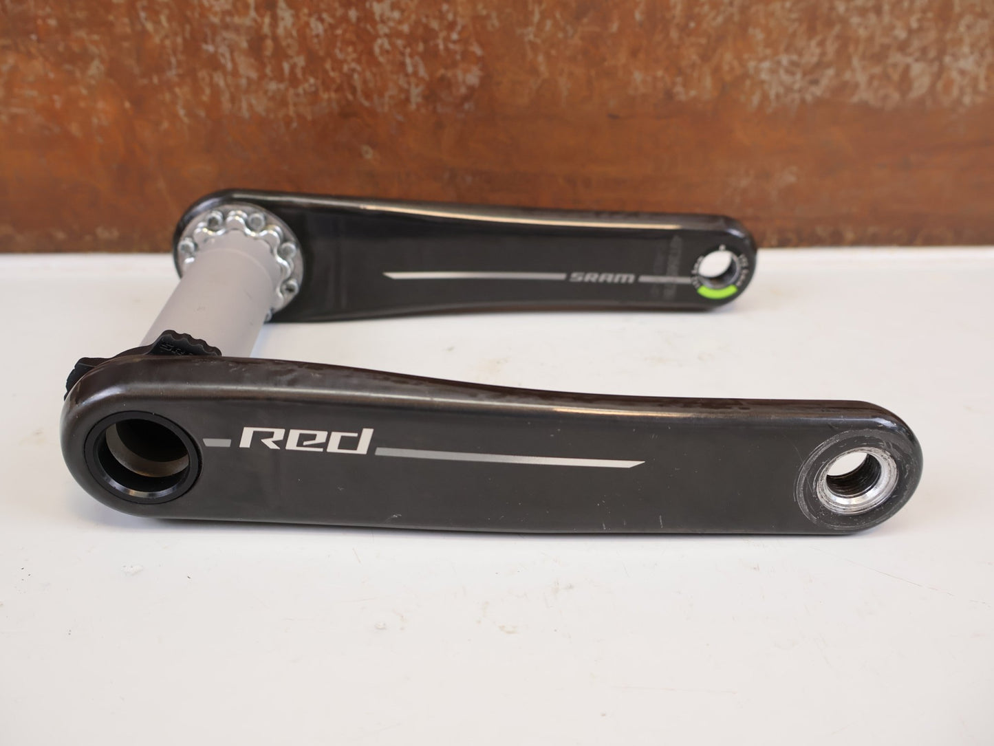 Kurbel von Sram, SRAM RED DUB CARBON KURBELARME E1 MY25 172.5 MM vor USEDBIKES-OB.DE Hintergrund